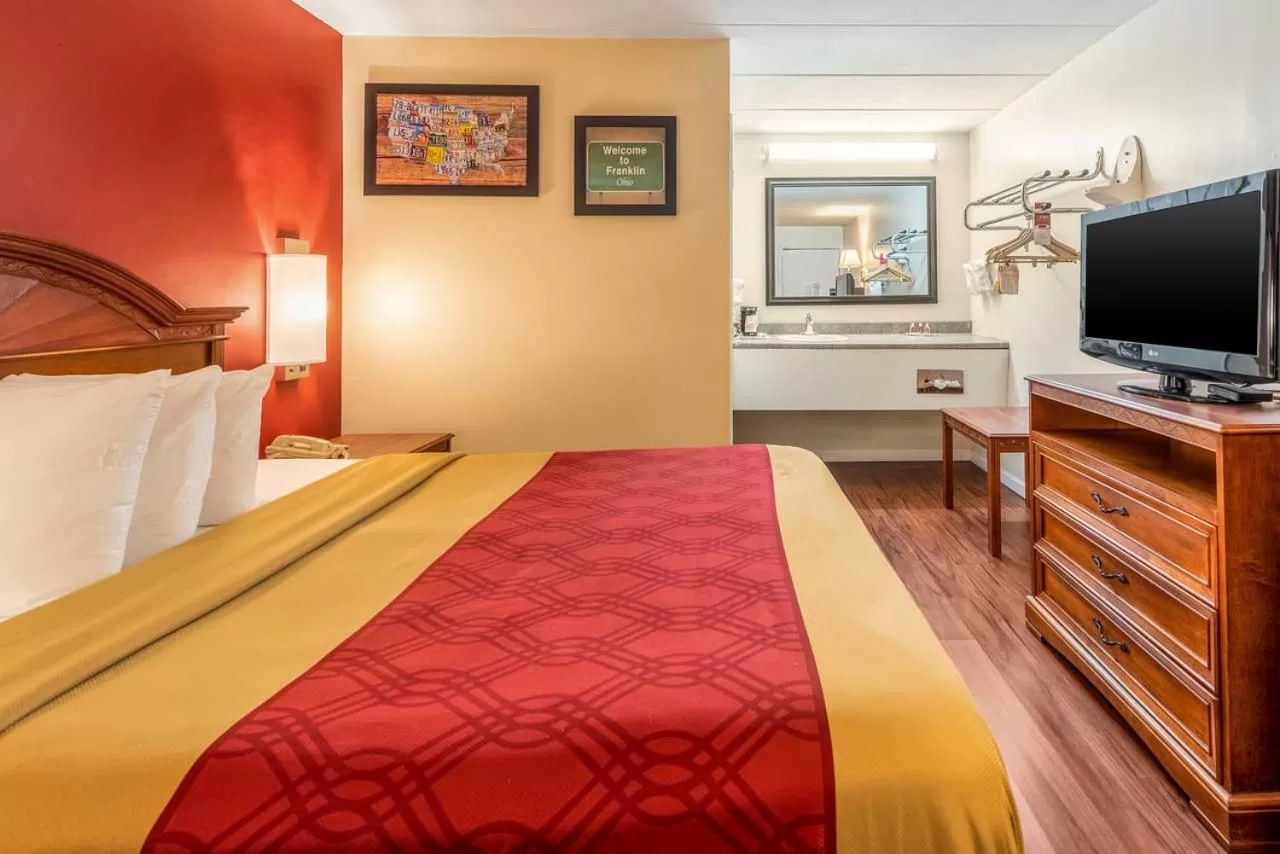 Bed in Econo Lodge Franklin