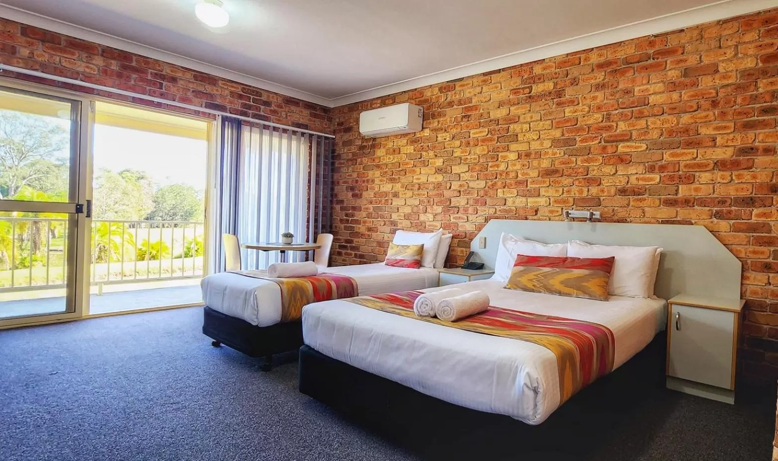 Bed in Golf Club Motor Inn Wingham