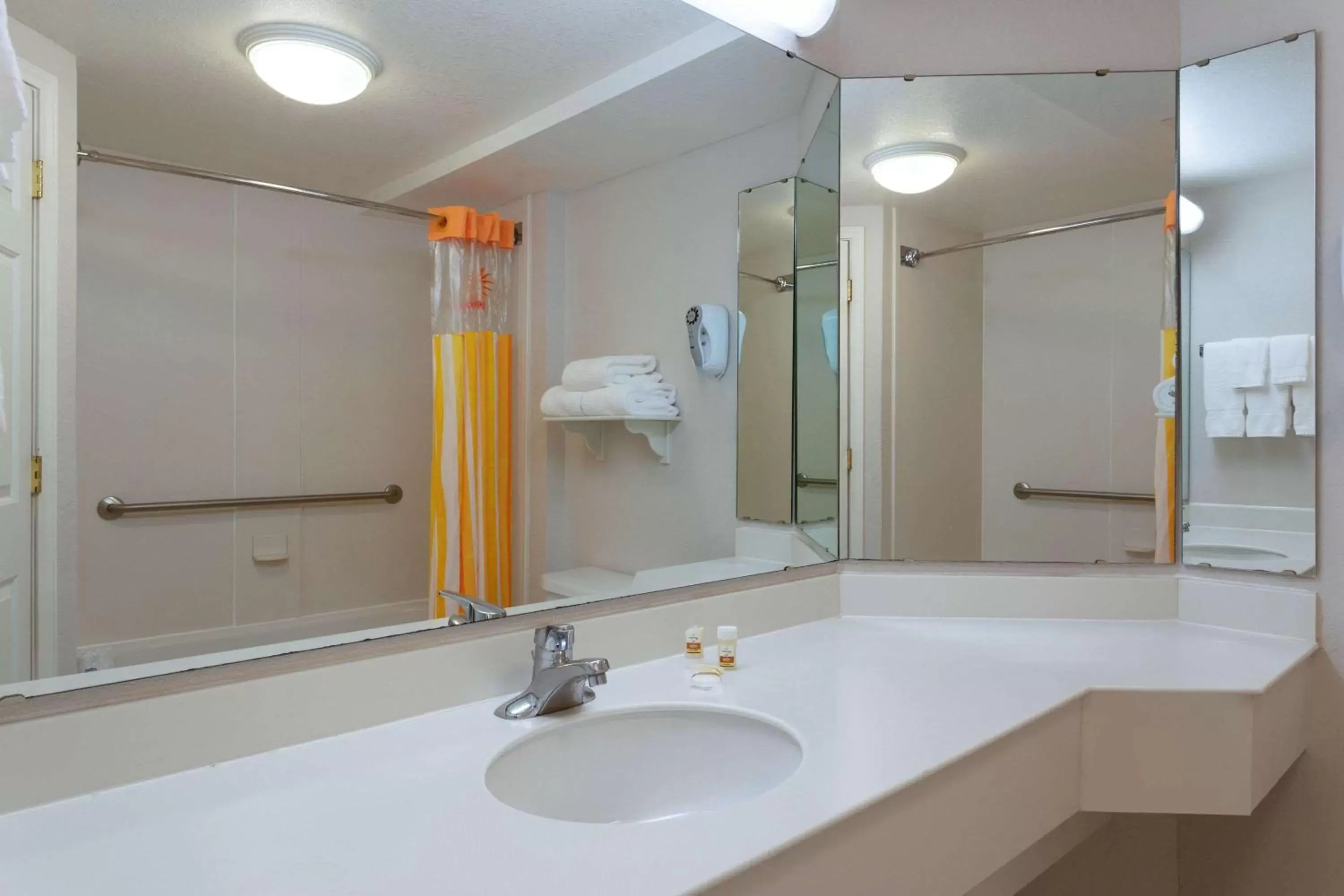 Photo of the whole room, Bathroom in La Quinta by Wyndham Lakeland West