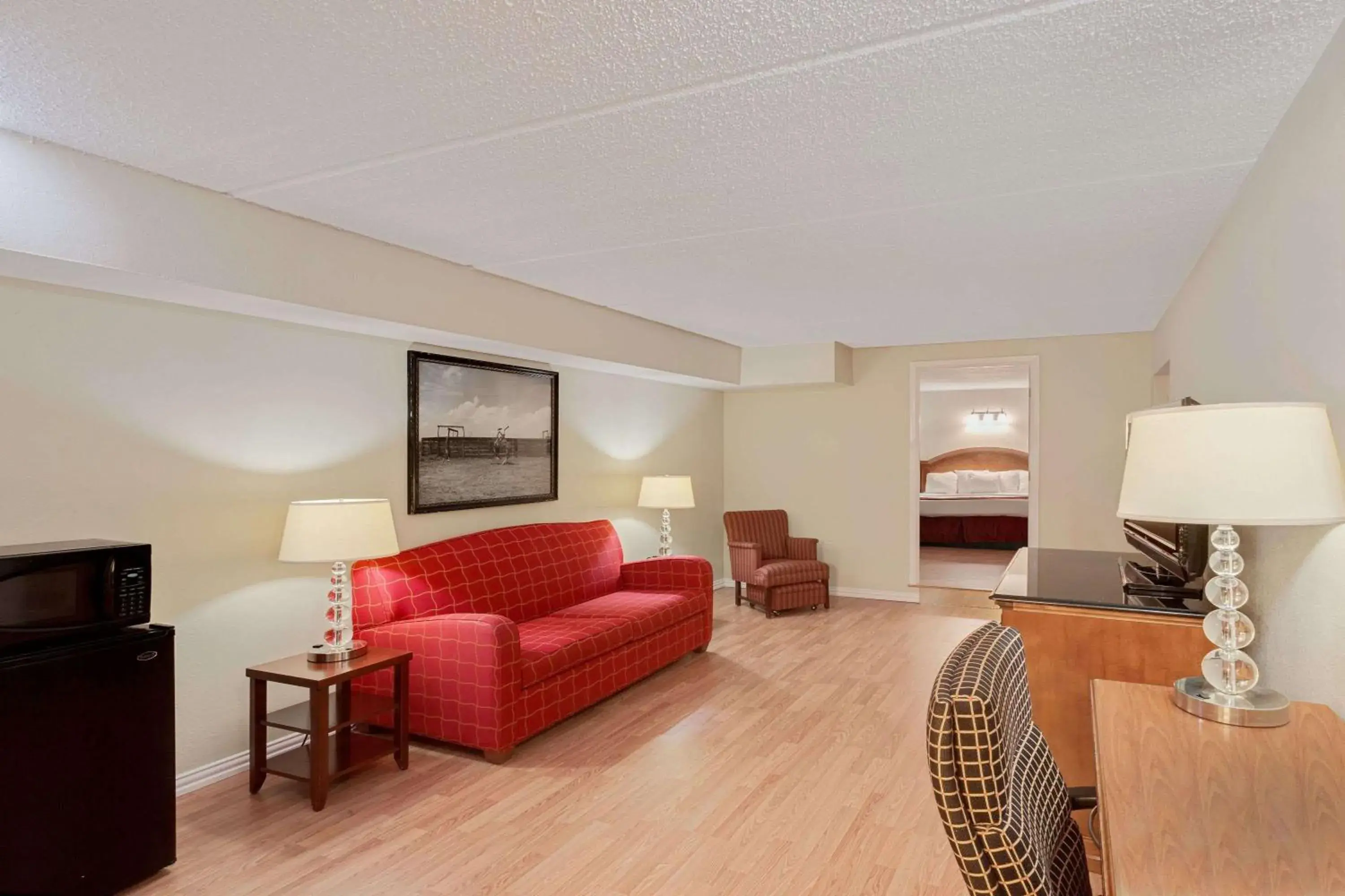 Photo of the whole room, Seating Area in Days Inn by Wyndham Bay City