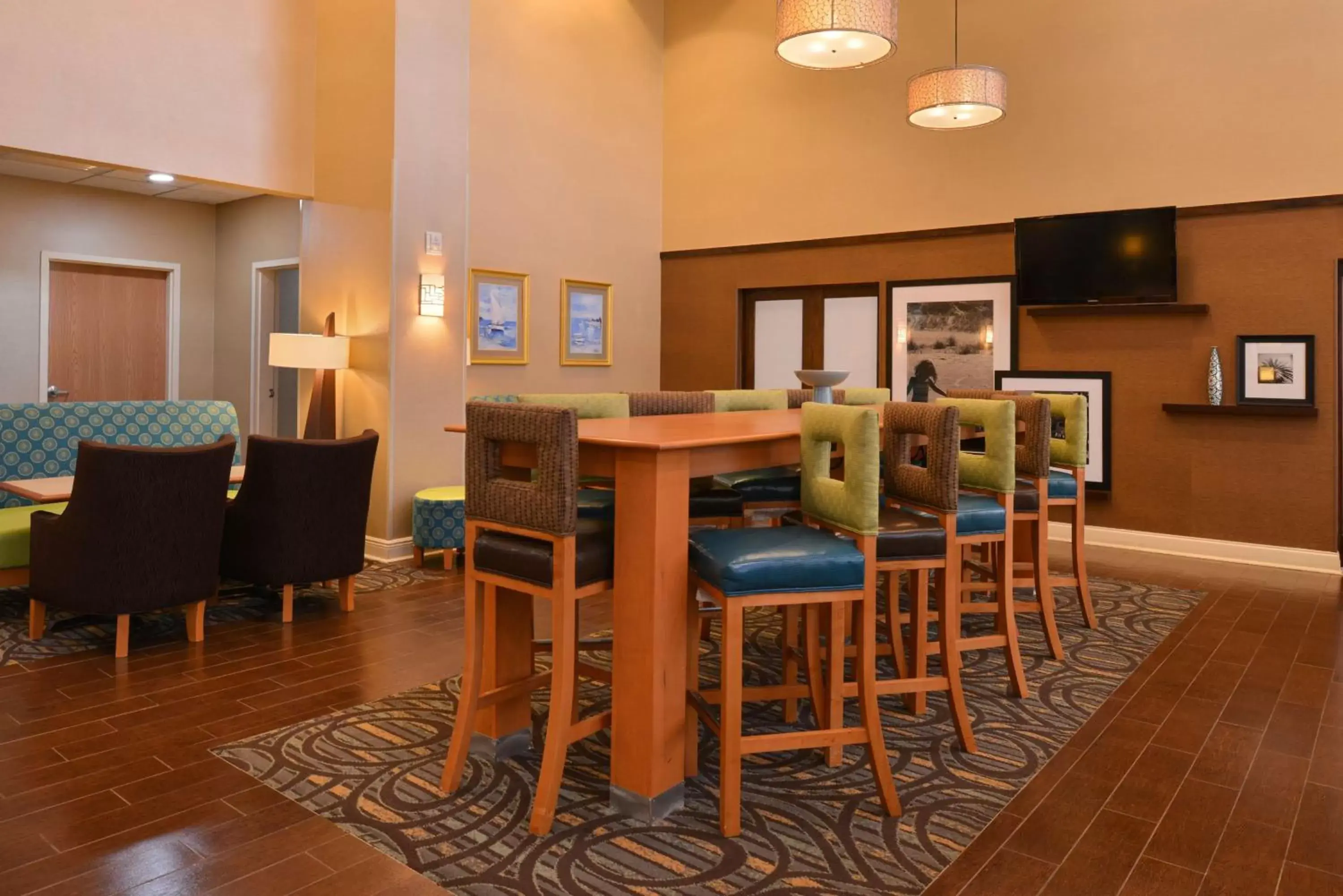 Restaurant/places to eat, Lounge/Bar in Hampton Inn & Suites Tampa-East/Casino/Fairgrounds