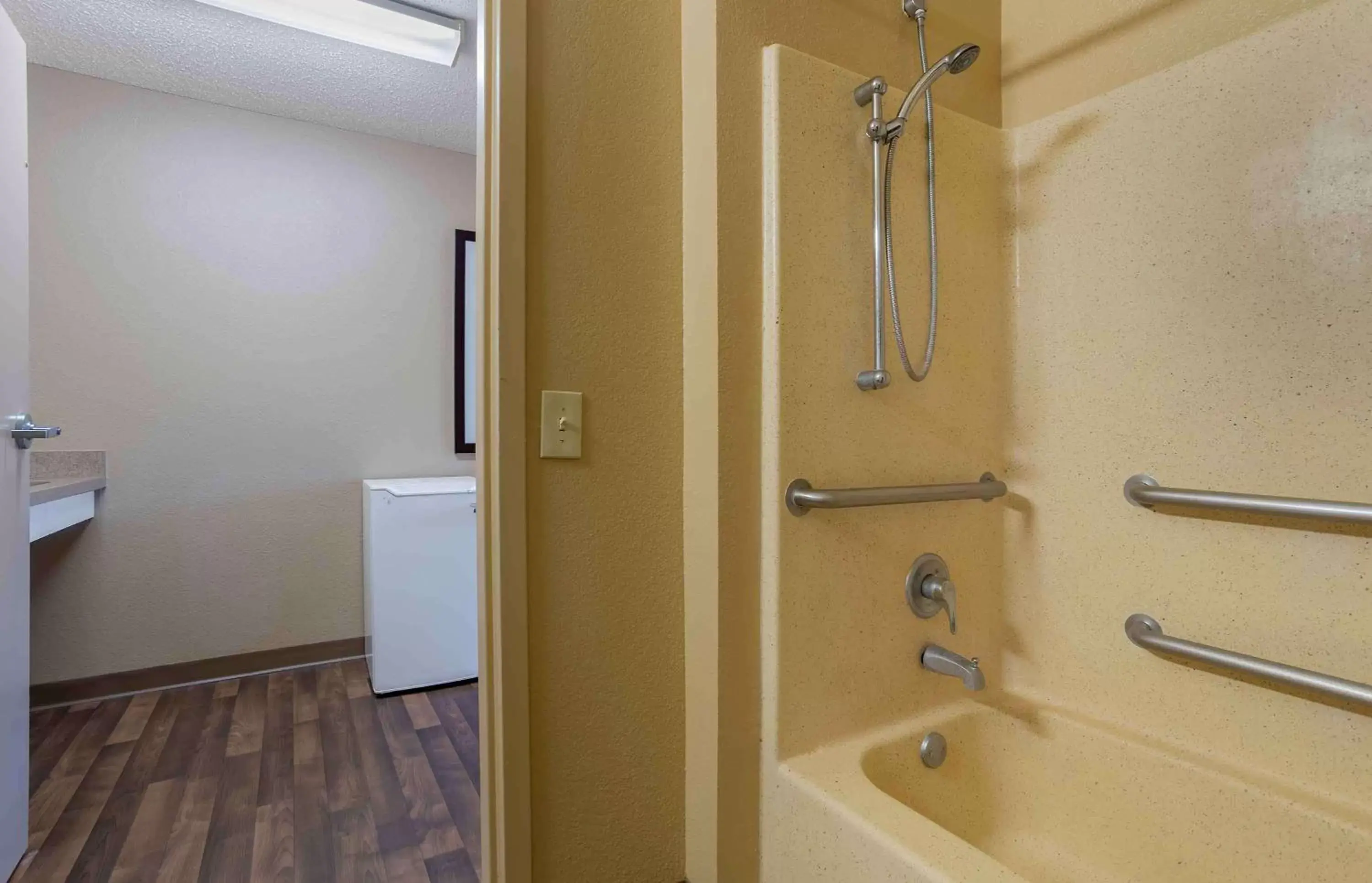 Bathroom in Extended Stay America Suites - Houston - The Woodlands