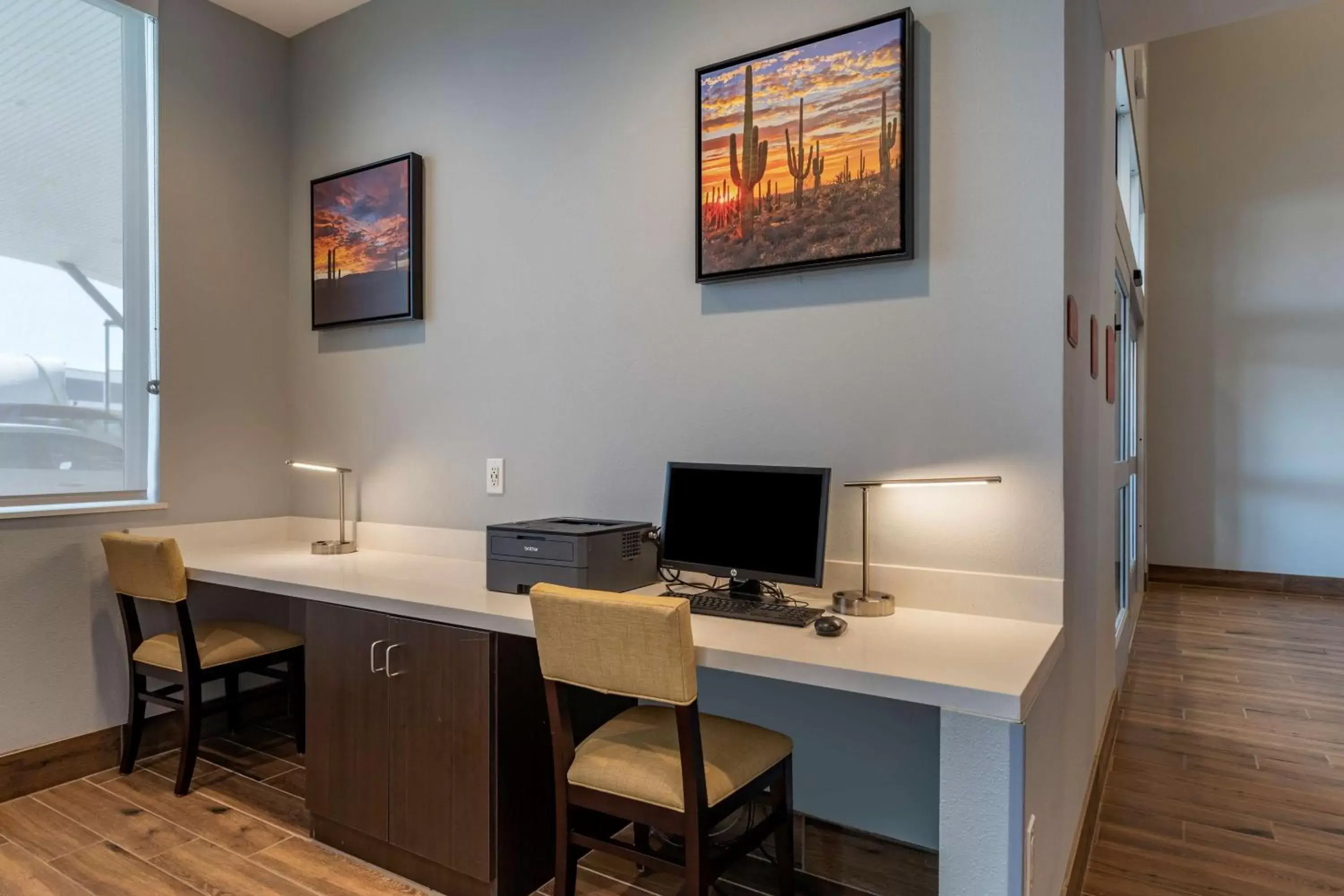 Business facilities, TV/Entertainment Center in Best Western Plus Desert View Inn & Suites