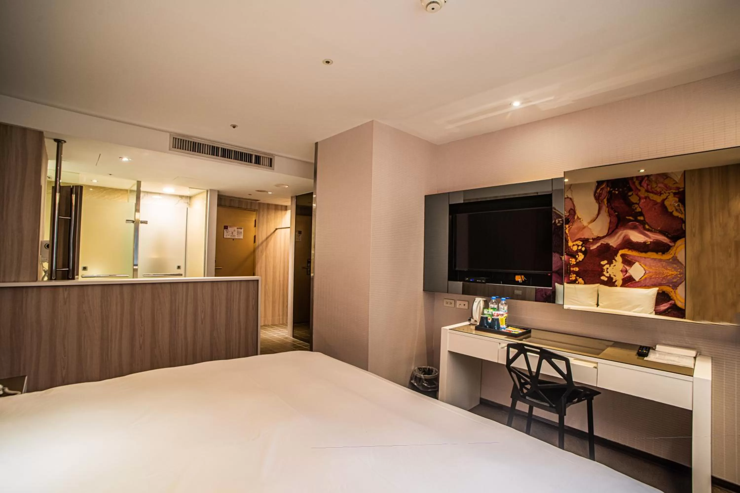 Photo of the whole room, Bed in Artinn藝築文旅-台北站前館