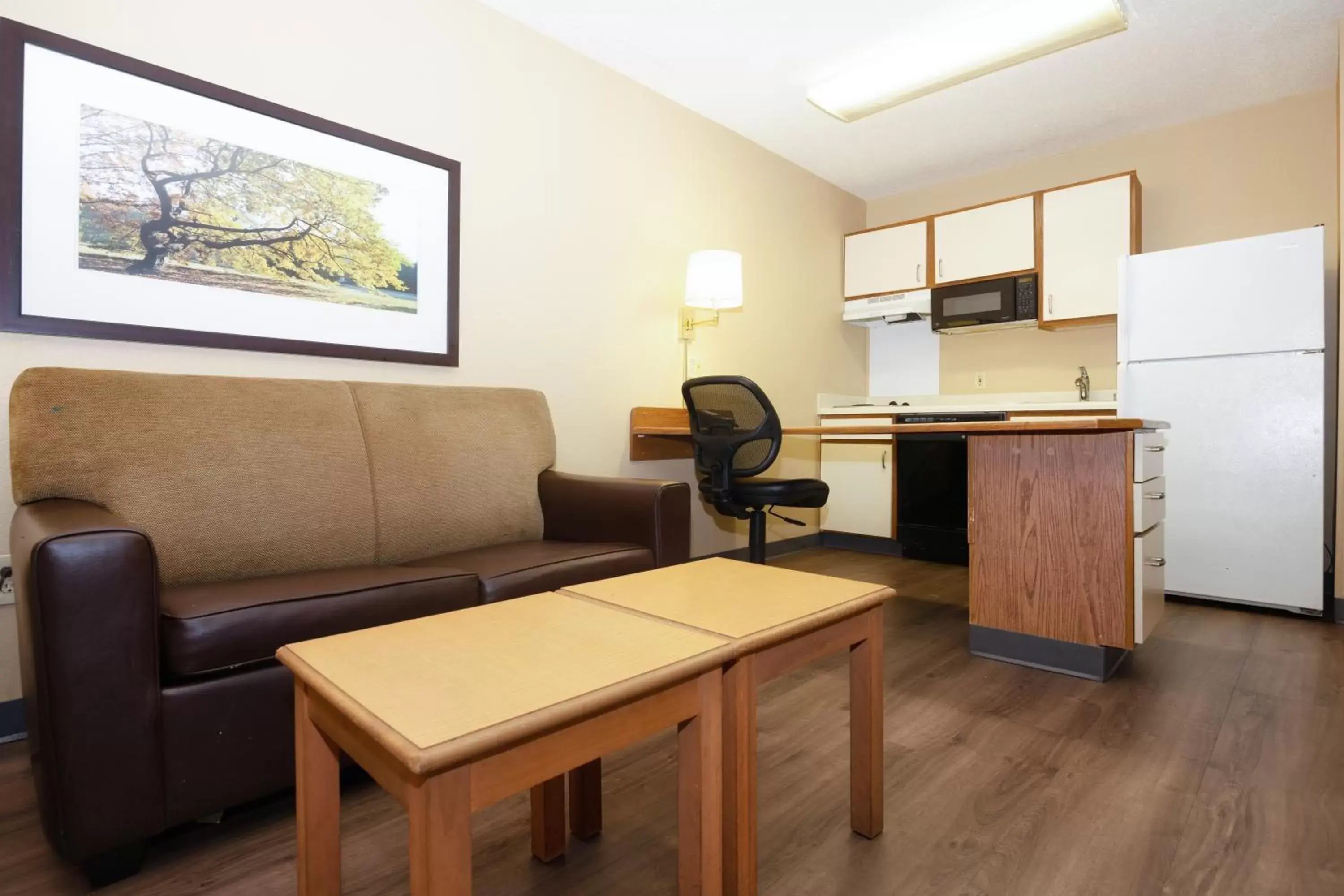 Kitchen or kitchenette, Seating Area in Admiral Suites - Annapolis