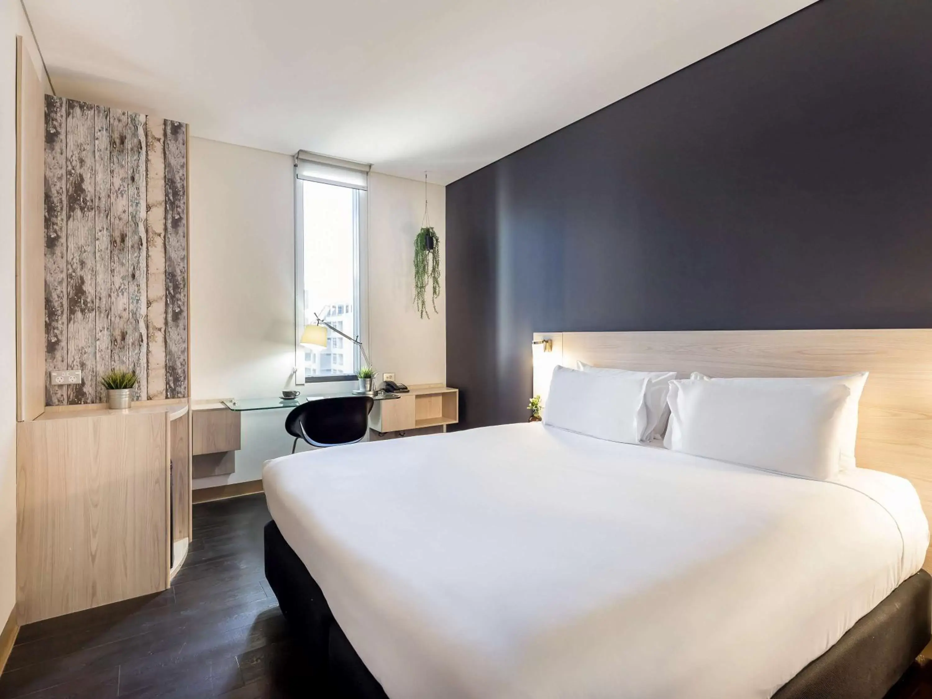 Photo of the whole room, Bed in ibis Sydney Barangaroo