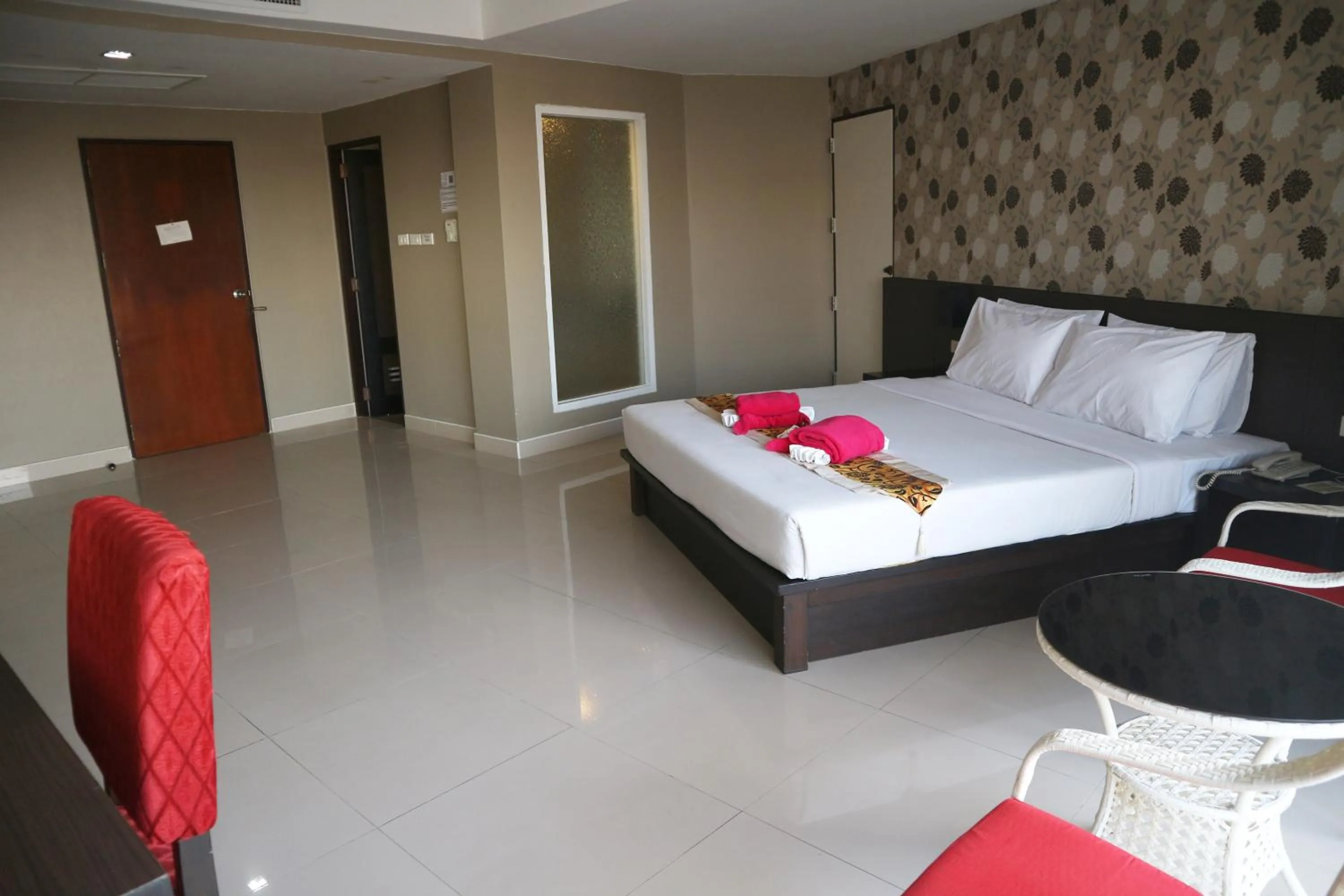 Bedroom, Bed in Welcome Plaza Hotel Pattaya