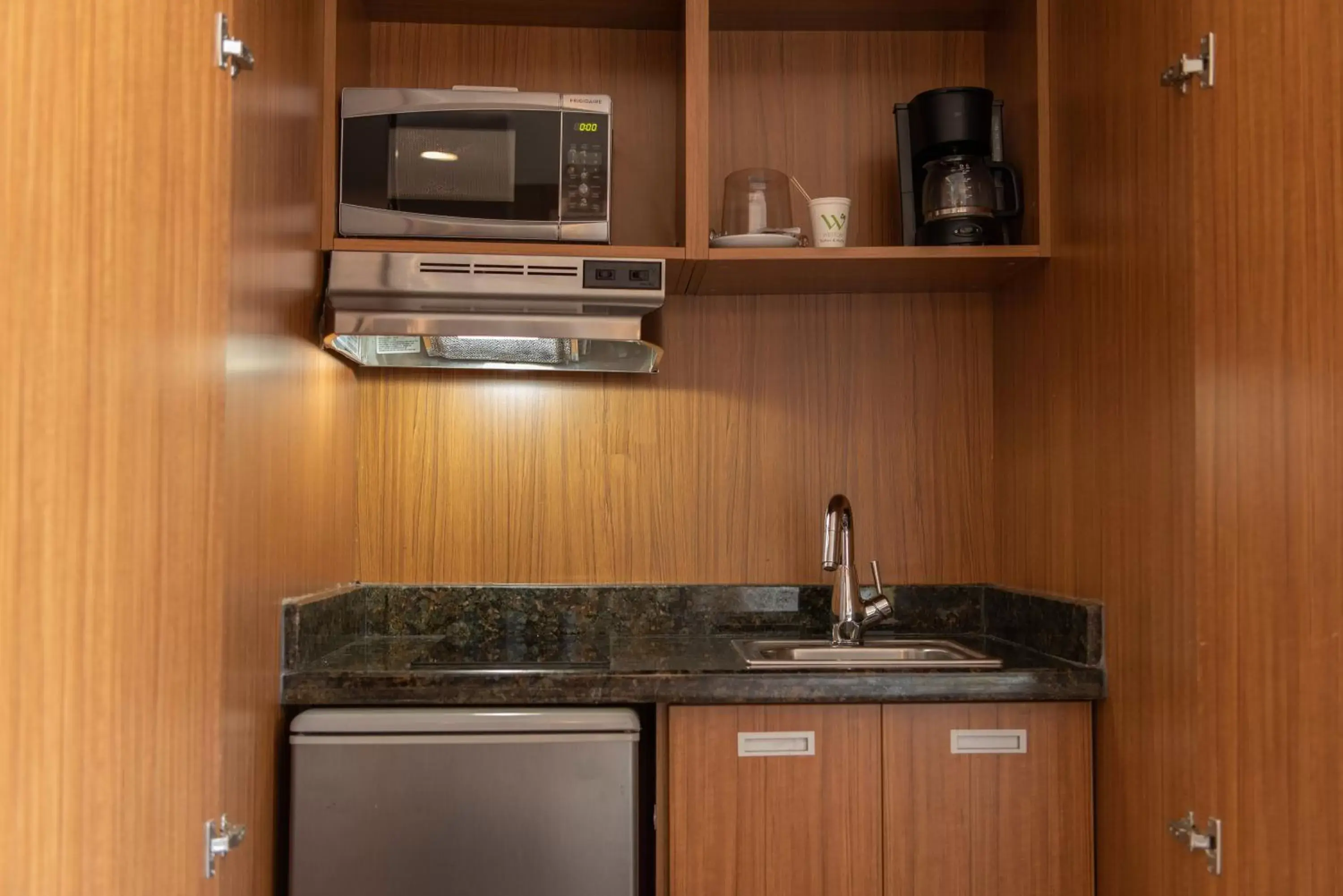 Kitchen or kitchenette, Kitchen/Kitchenette in Weston Suites Hotel