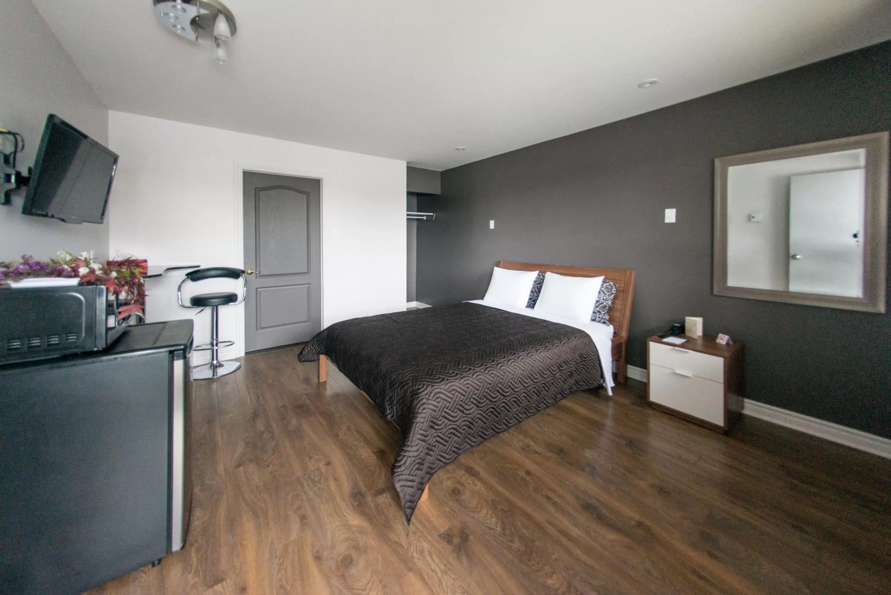 Photo of the whole room, Bed in Auberge St. Jacques