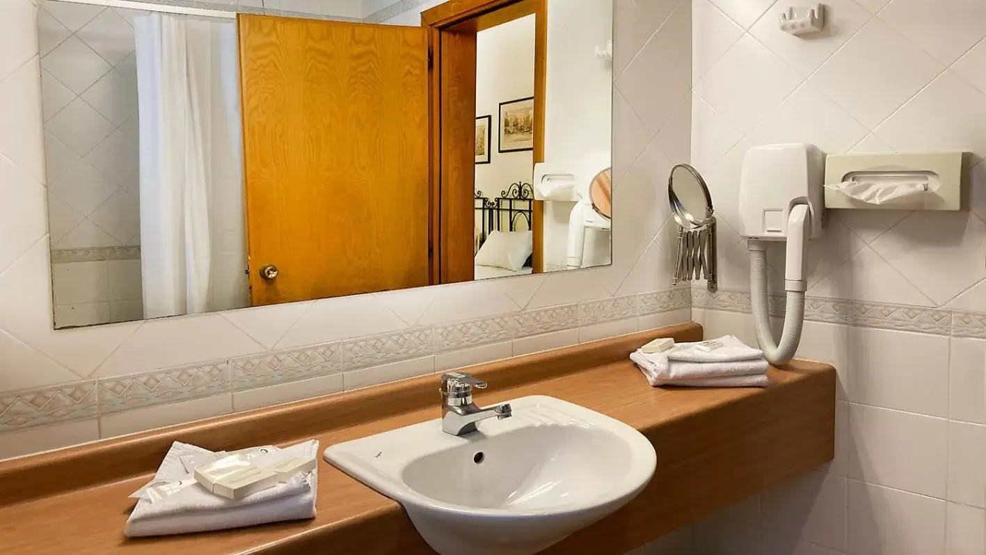 Bathroom in Hotel Kennedy Nova