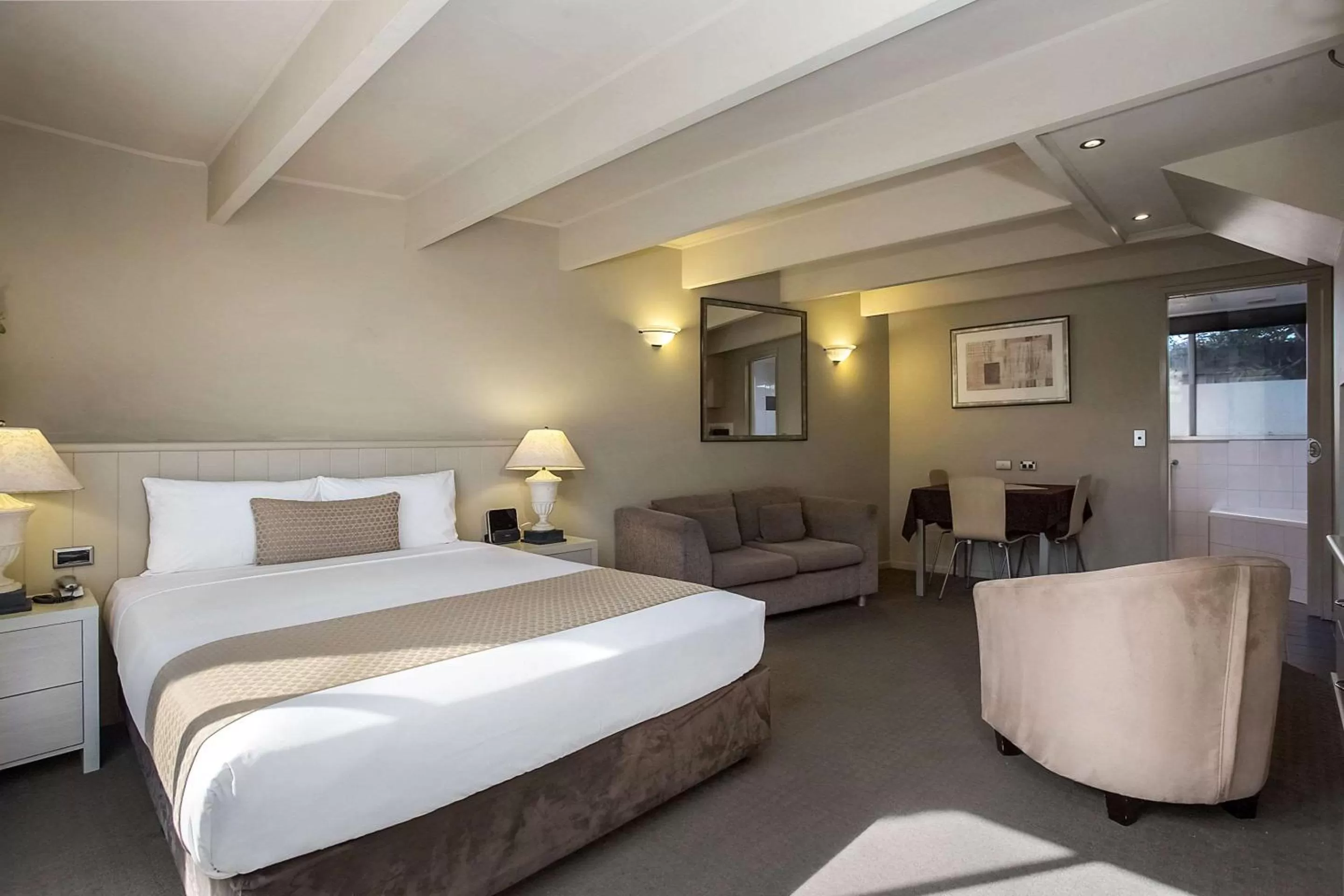 Photo of the whole room, Bed in Comfort Inn On Raglan