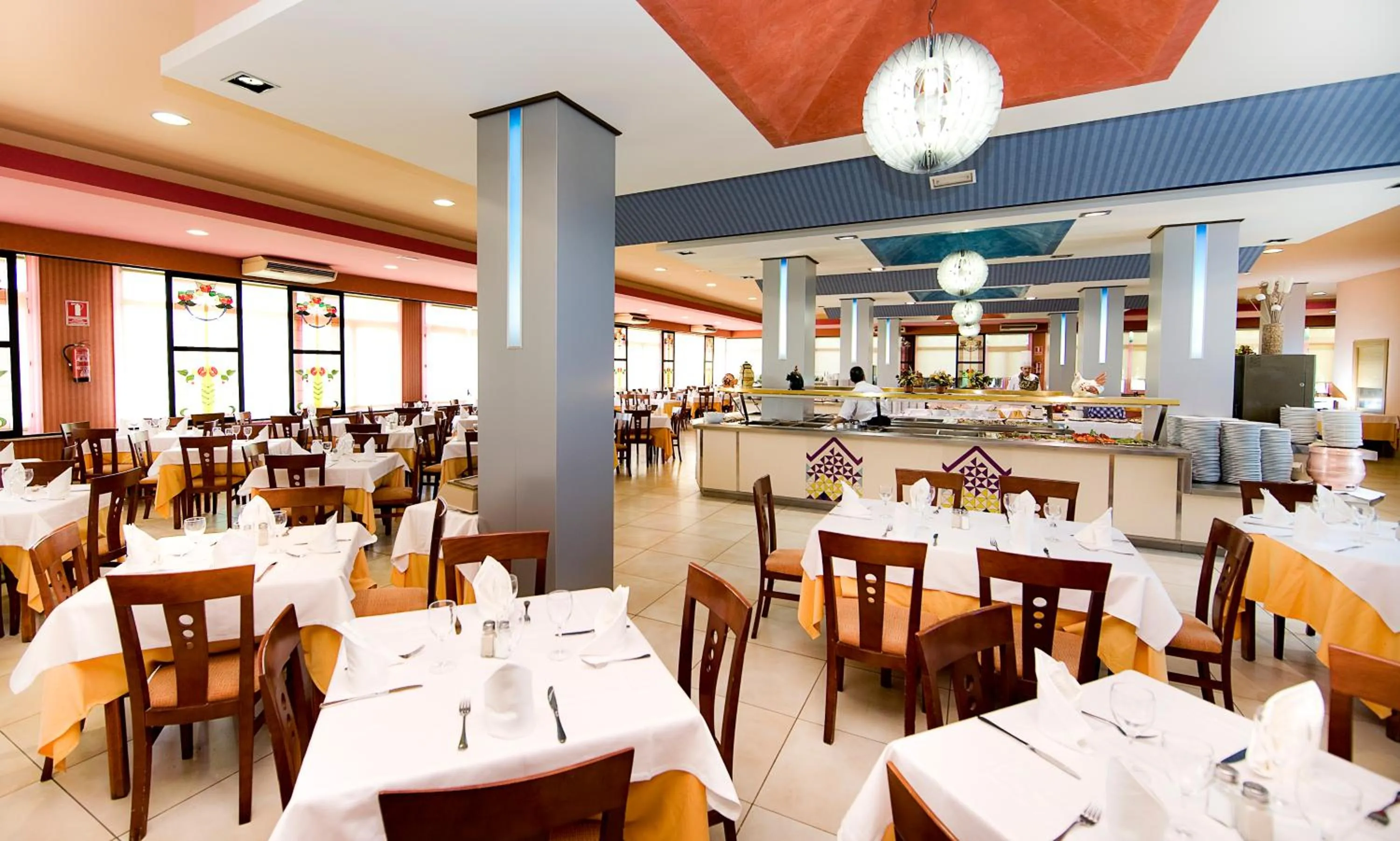 Restaurant/places to eat in Hotel Monarque Torreblanca