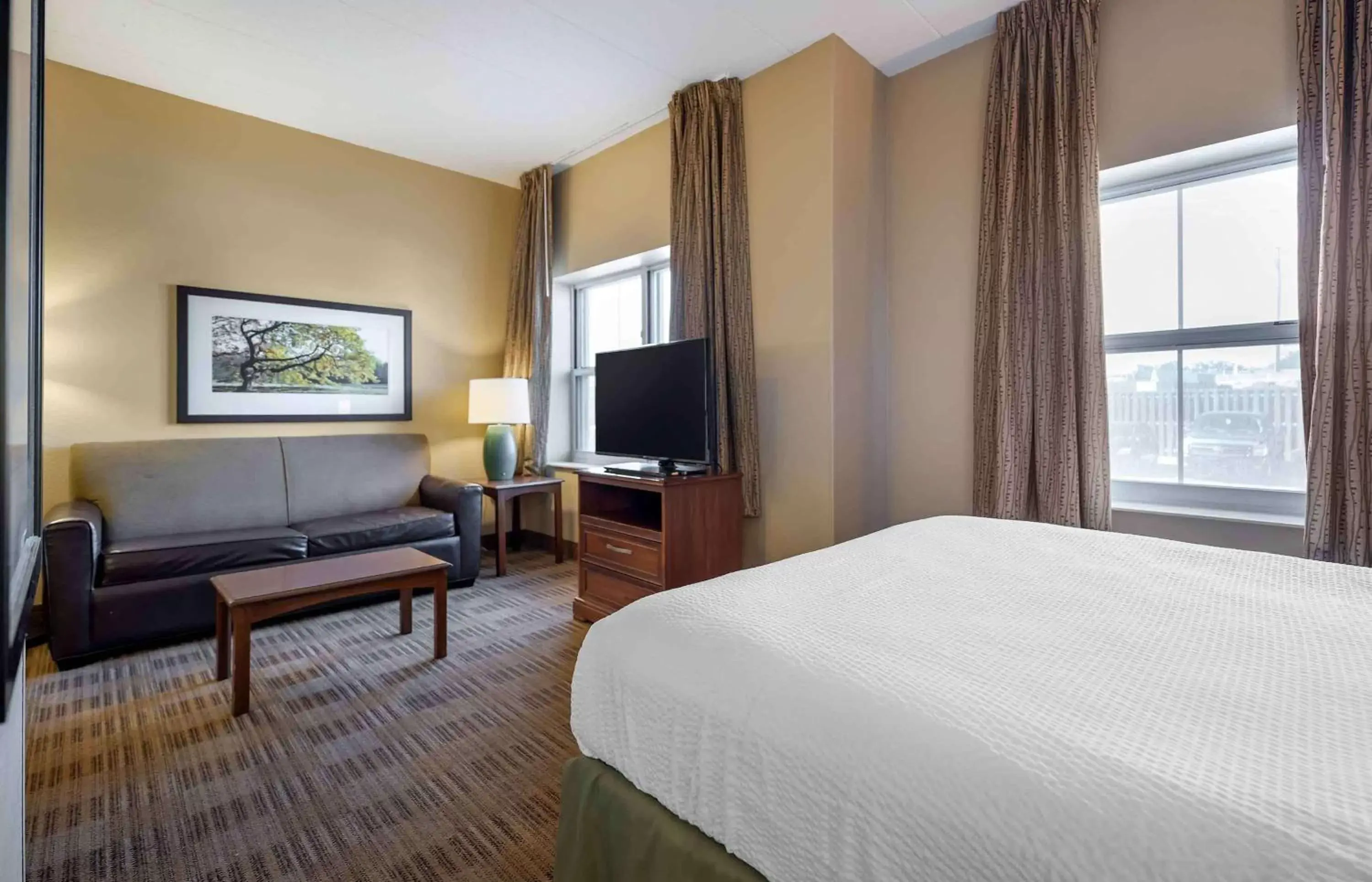 Bedroom, TV/Entertainment Center in Extended Stay America Suites - Chicago - O'Hare - Allstate Arena