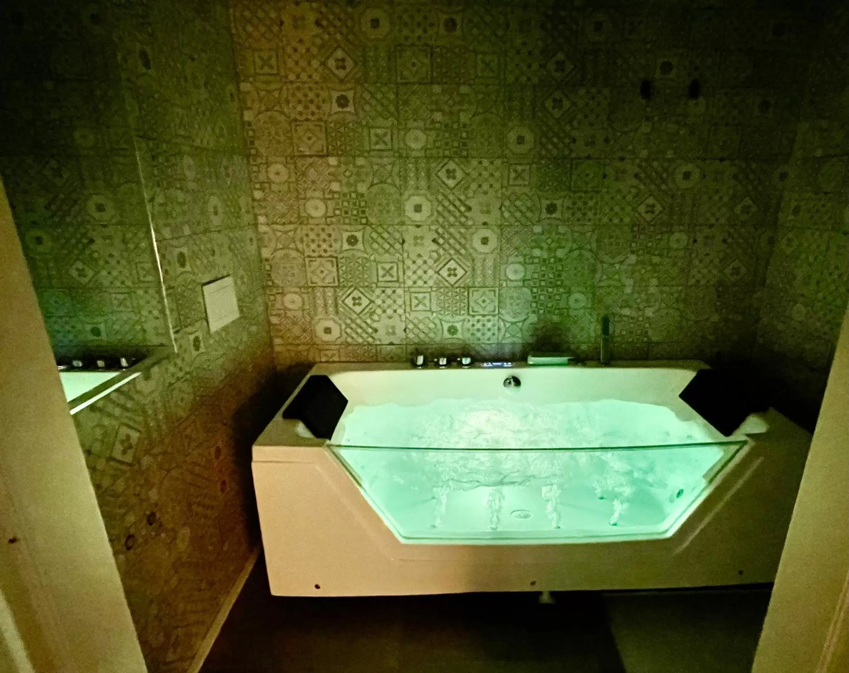 Hot Tub in Palazzo Otello 1847 Wellness & Spa