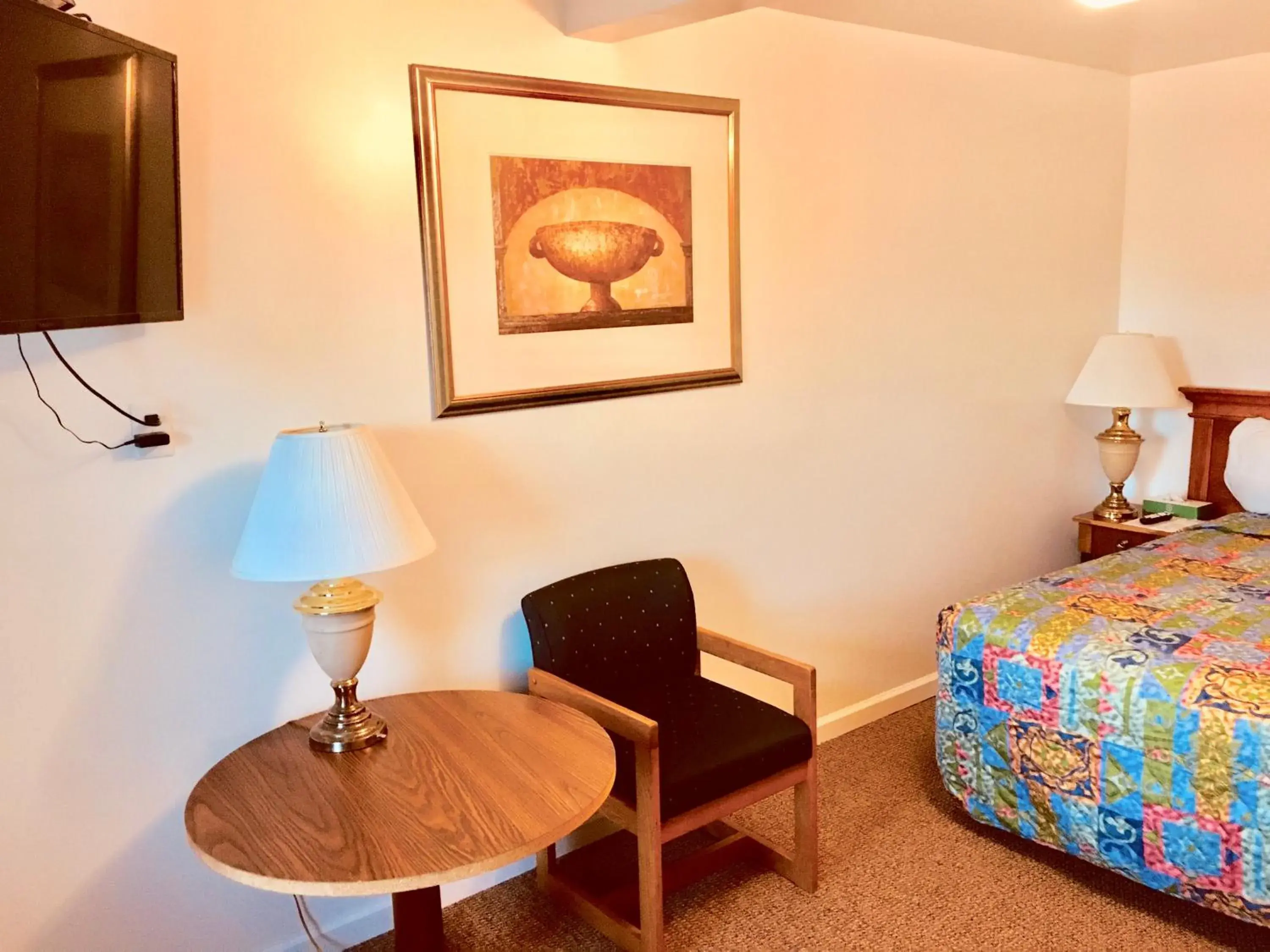 Bedroom, Seating Area in North Country American Inn