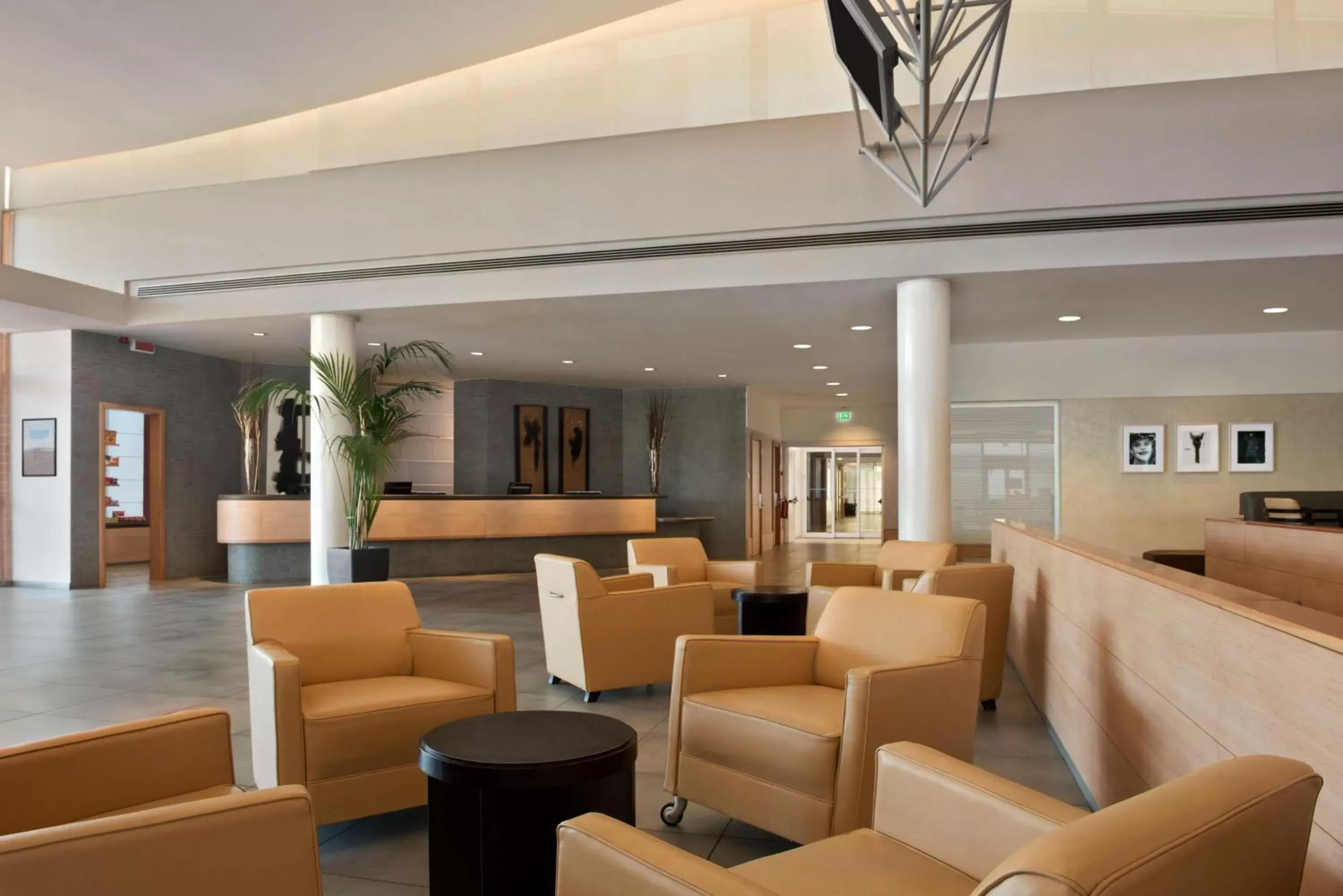 Lobby or reception, Lounge/Bar in Hilton Garden Inn Rome Airport