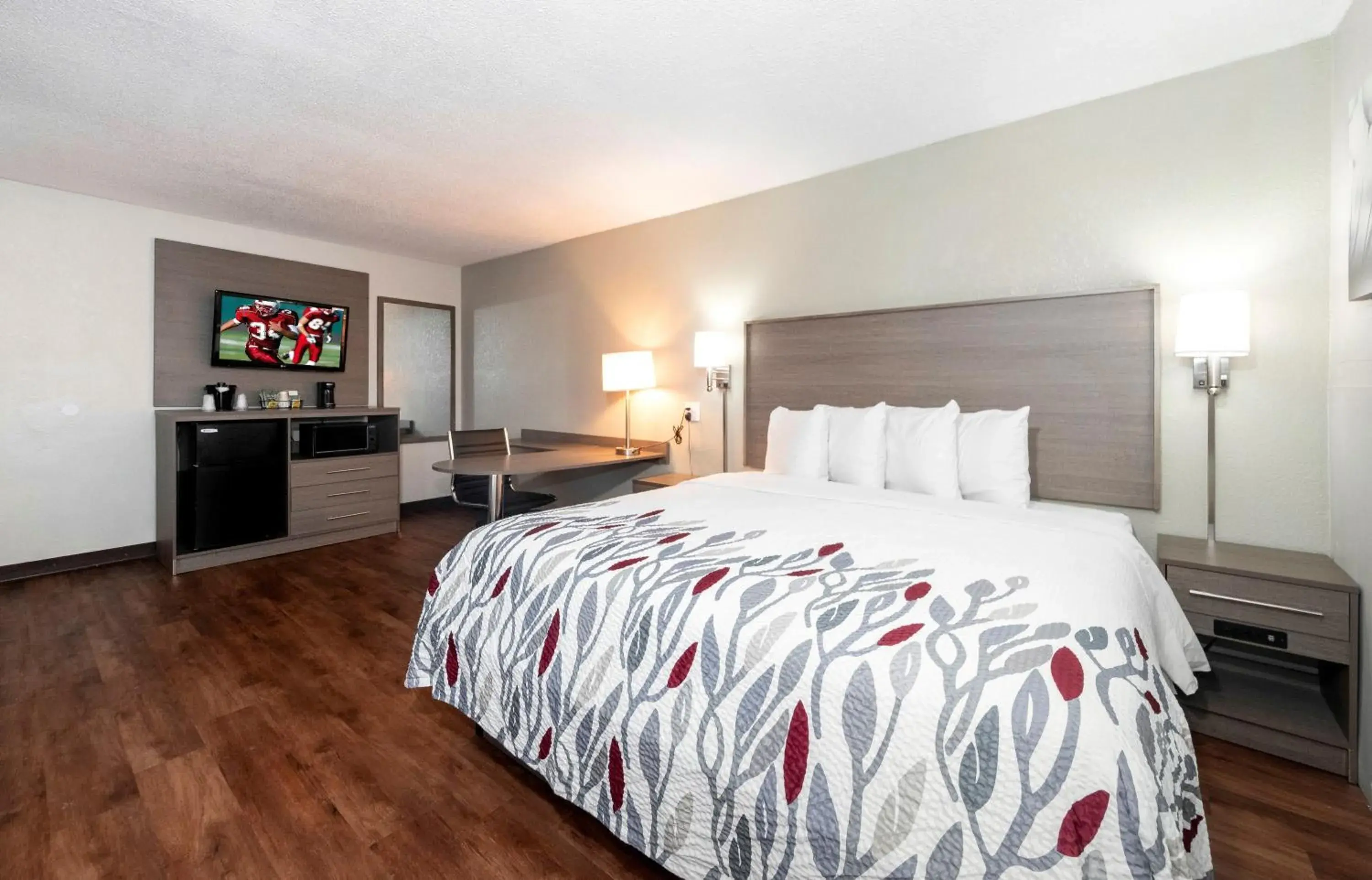 Photo of the whole room, Bed in Red Roof Inn Petersburg - Fort Lee