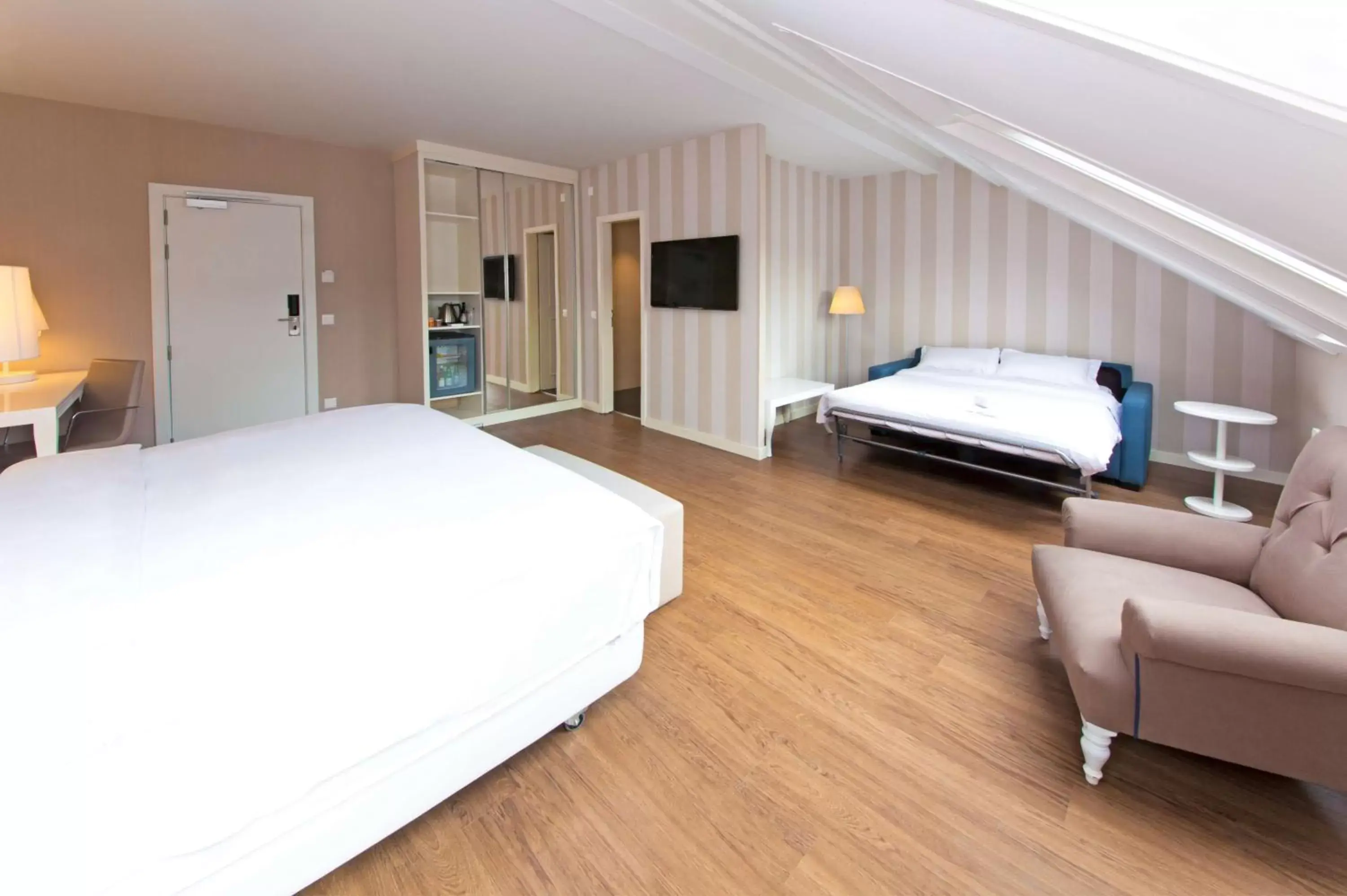 Photo of the whole room, Bed in NH Geneva City