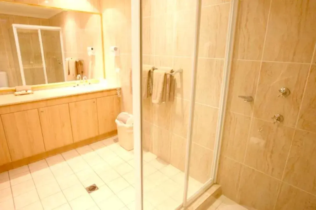 Shower, Bathroom in The Hermitage Motel - Campbelltown
