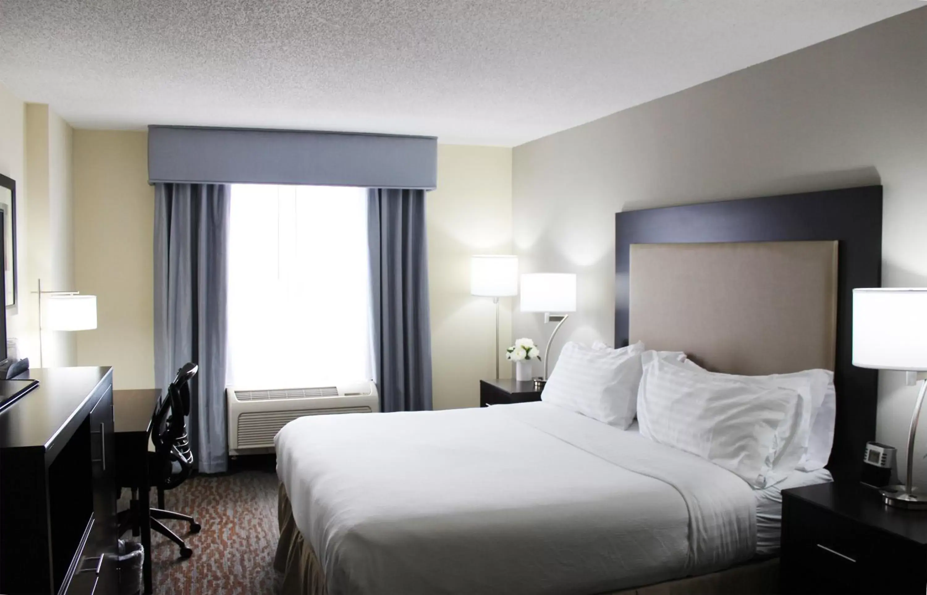 Photo of the whole room, Bed in Holiday Inn Hotel Atlanta-Northlake, a Full Service Hotel
