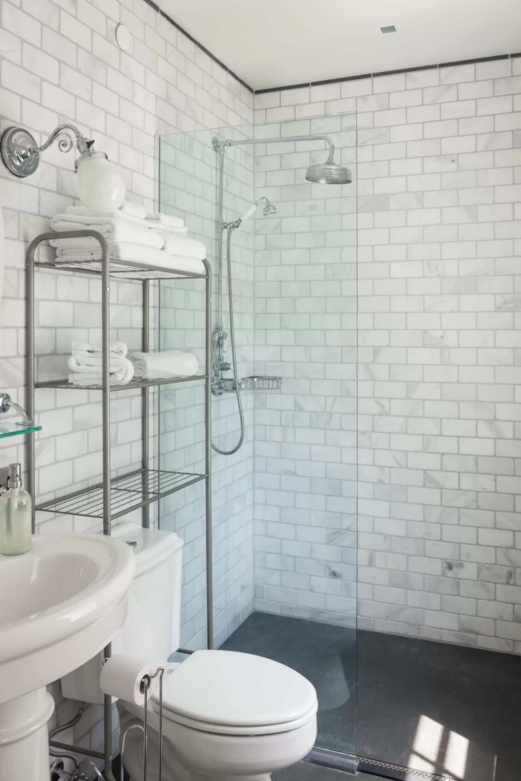 Shower, Bathroom in Argos Inn - Ithaca's Boutique Hotel