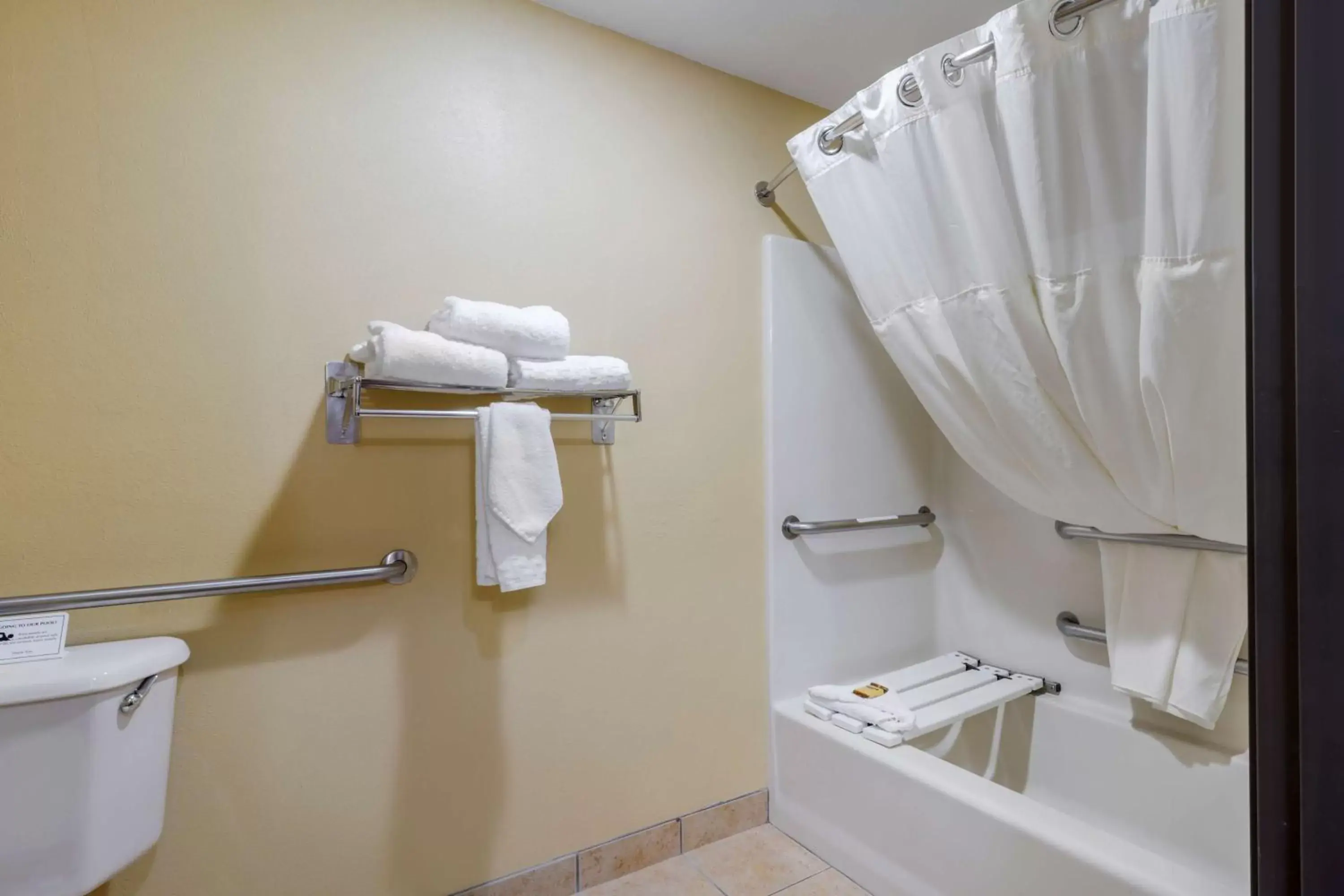 Bathroom in Best Western Cascade Inn & Suites