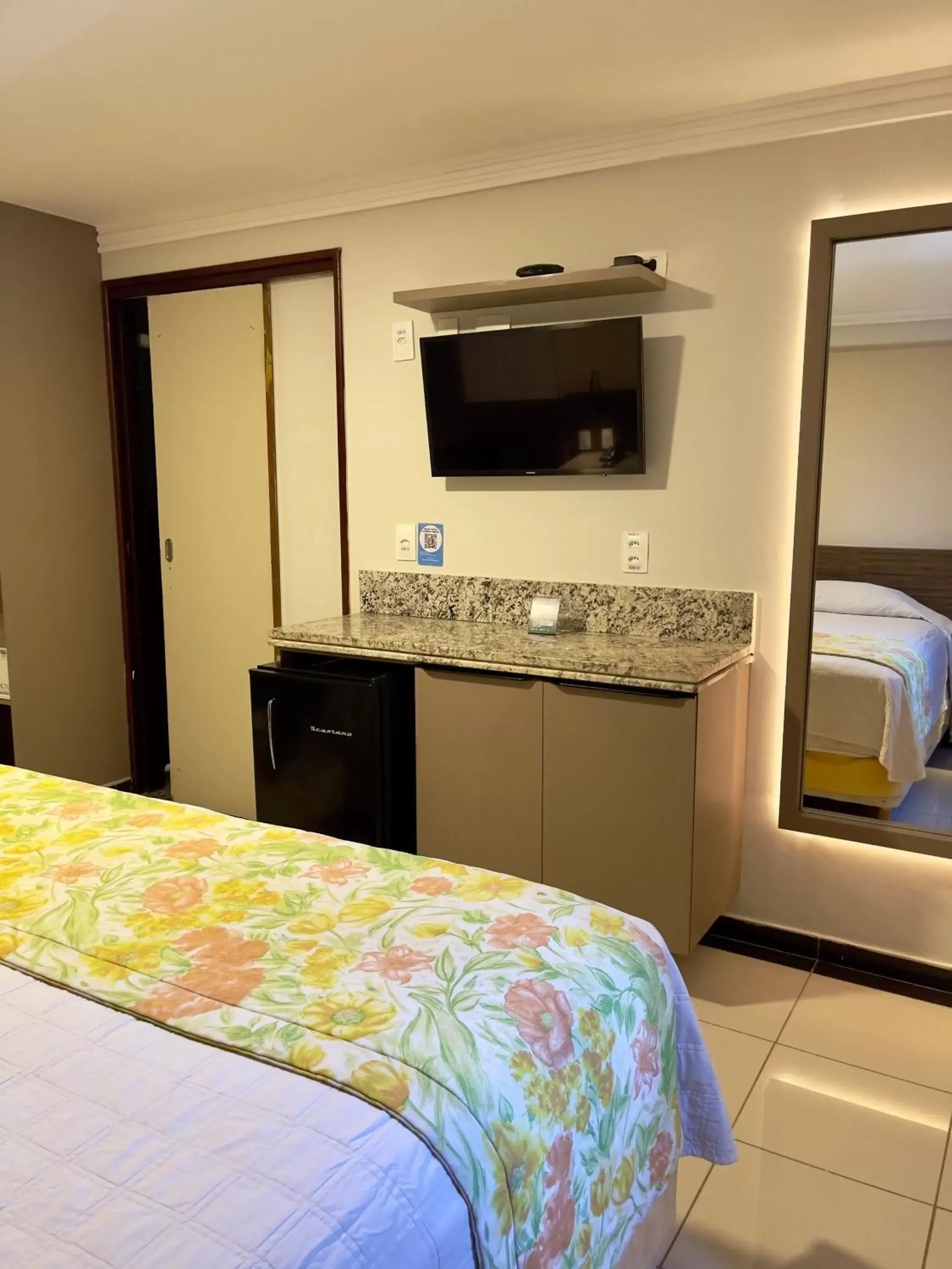 Bedroom, TV/Entertainment Center in Atlântico Praia Hotel