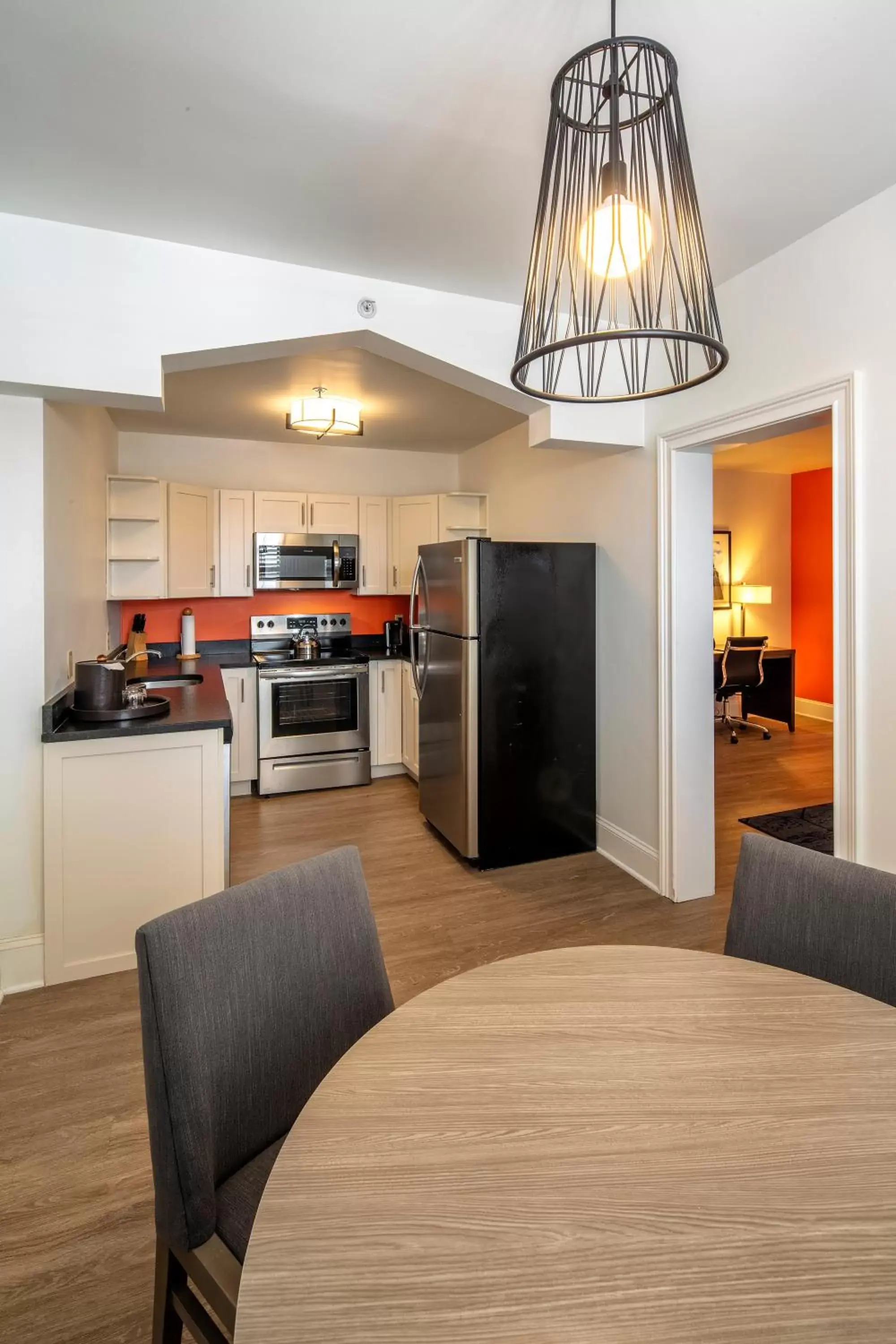 Kitchen or kitchenette, Seating Area in Collegian Hotel & Suites, Trademark Collection by Wyndham