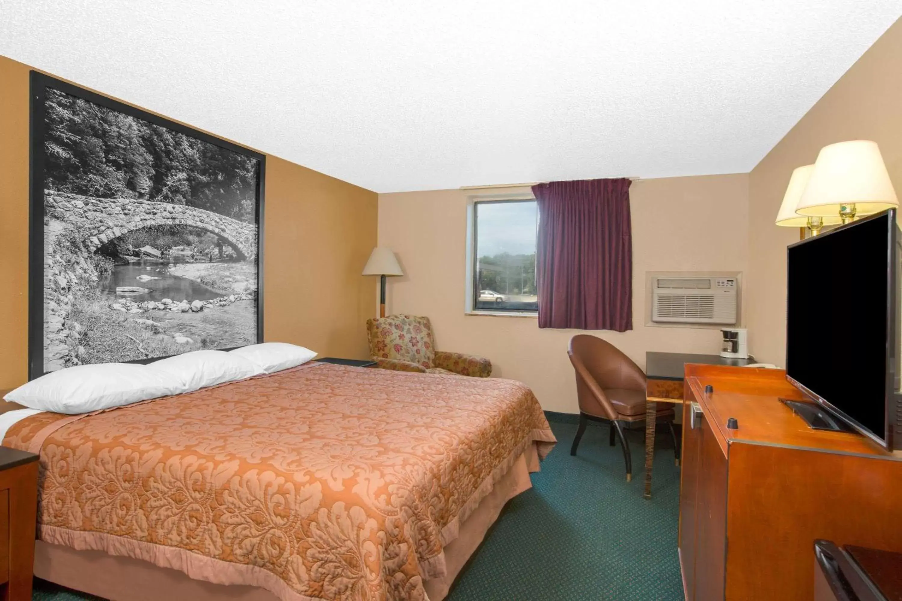 Photo of the whole room in Super 8 by Wyndham Sioux City/Morningside Area