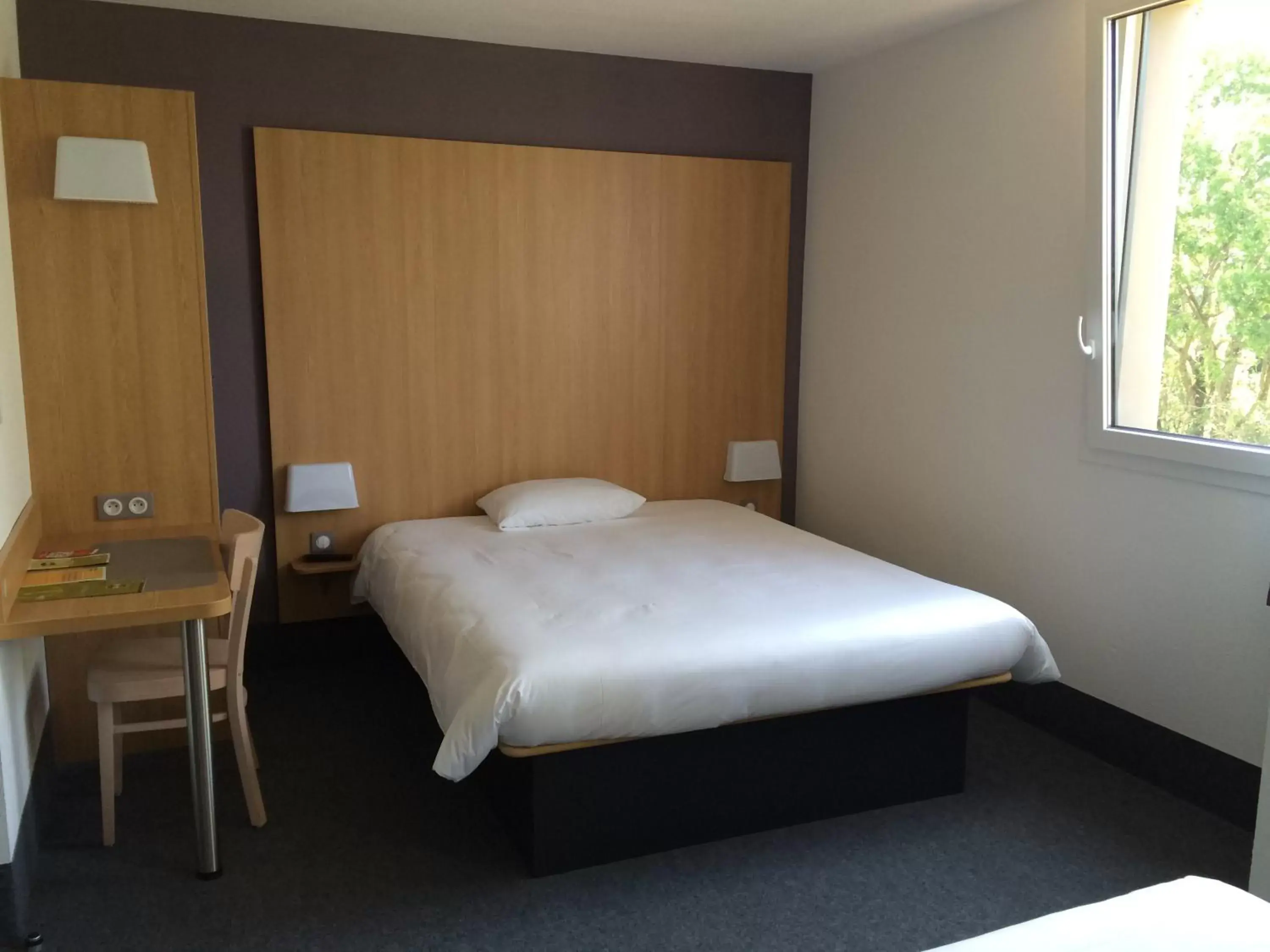 Photo of the whole room, Bed in B&B HOTEL Nantes Savenay