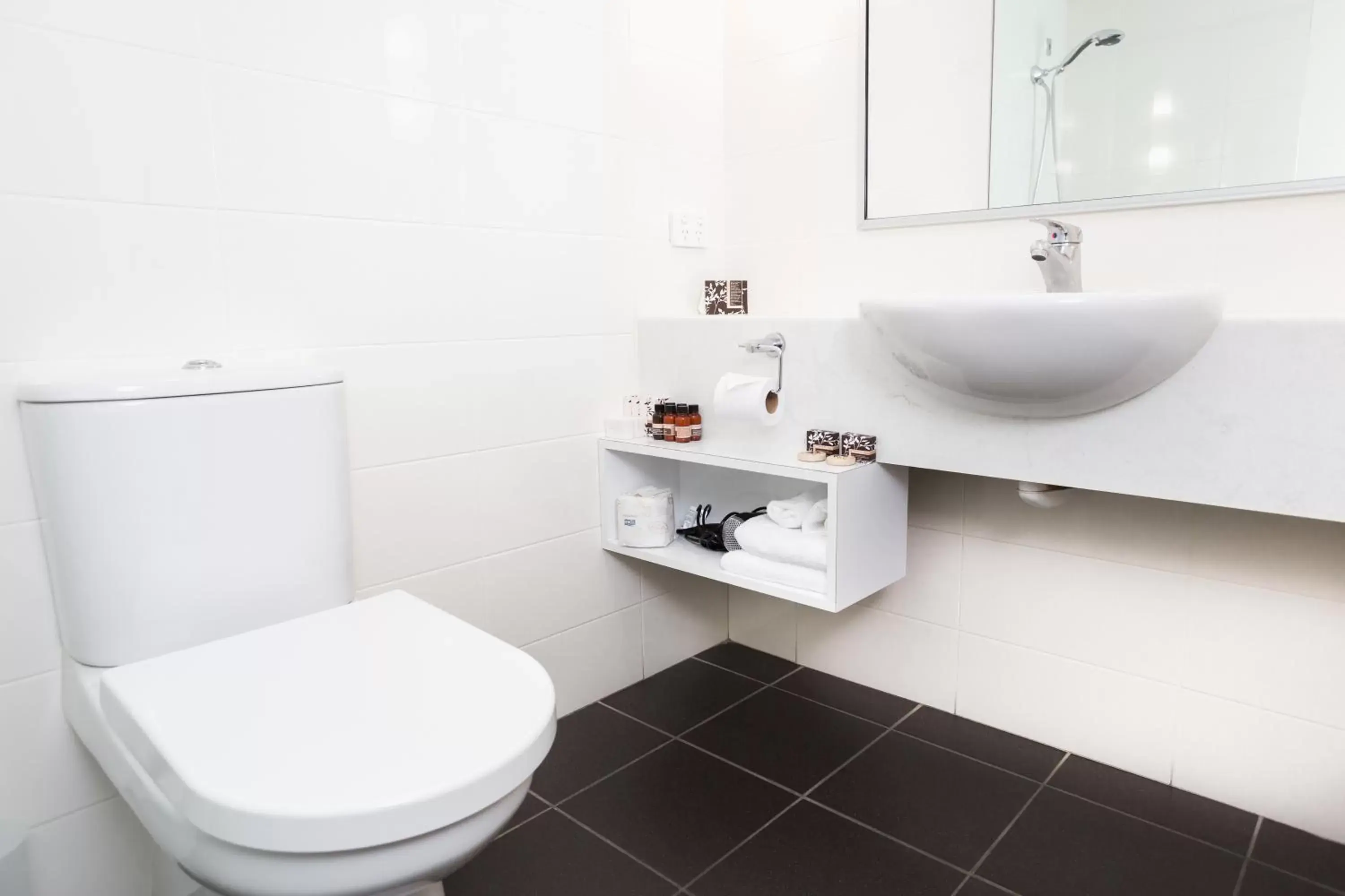 Bathroom in St Ives Apartments