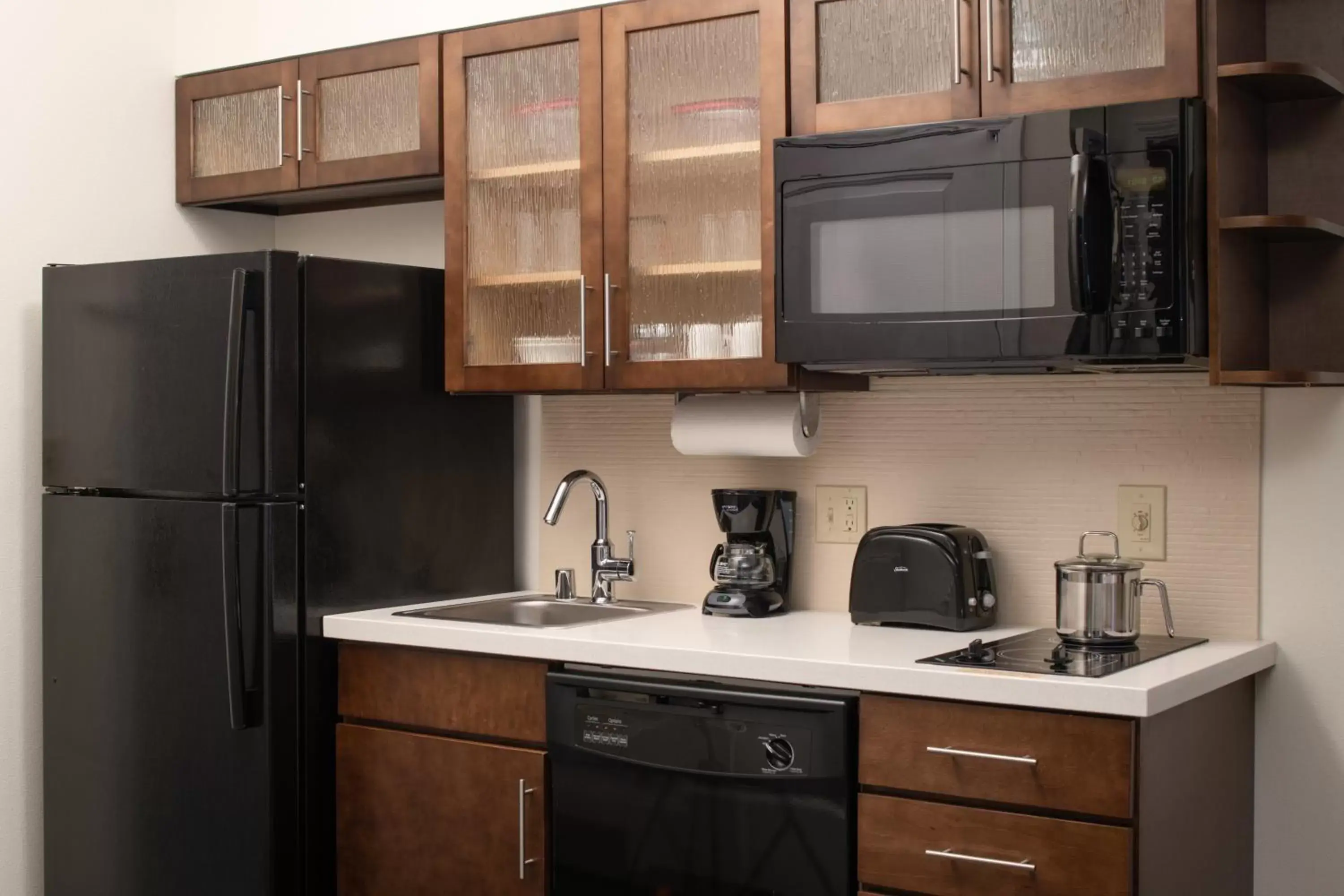 Photo of the whole room, Kitchen/Kitchenette in Candlewood Suites Vancouver/Camas, an IHG Hotel