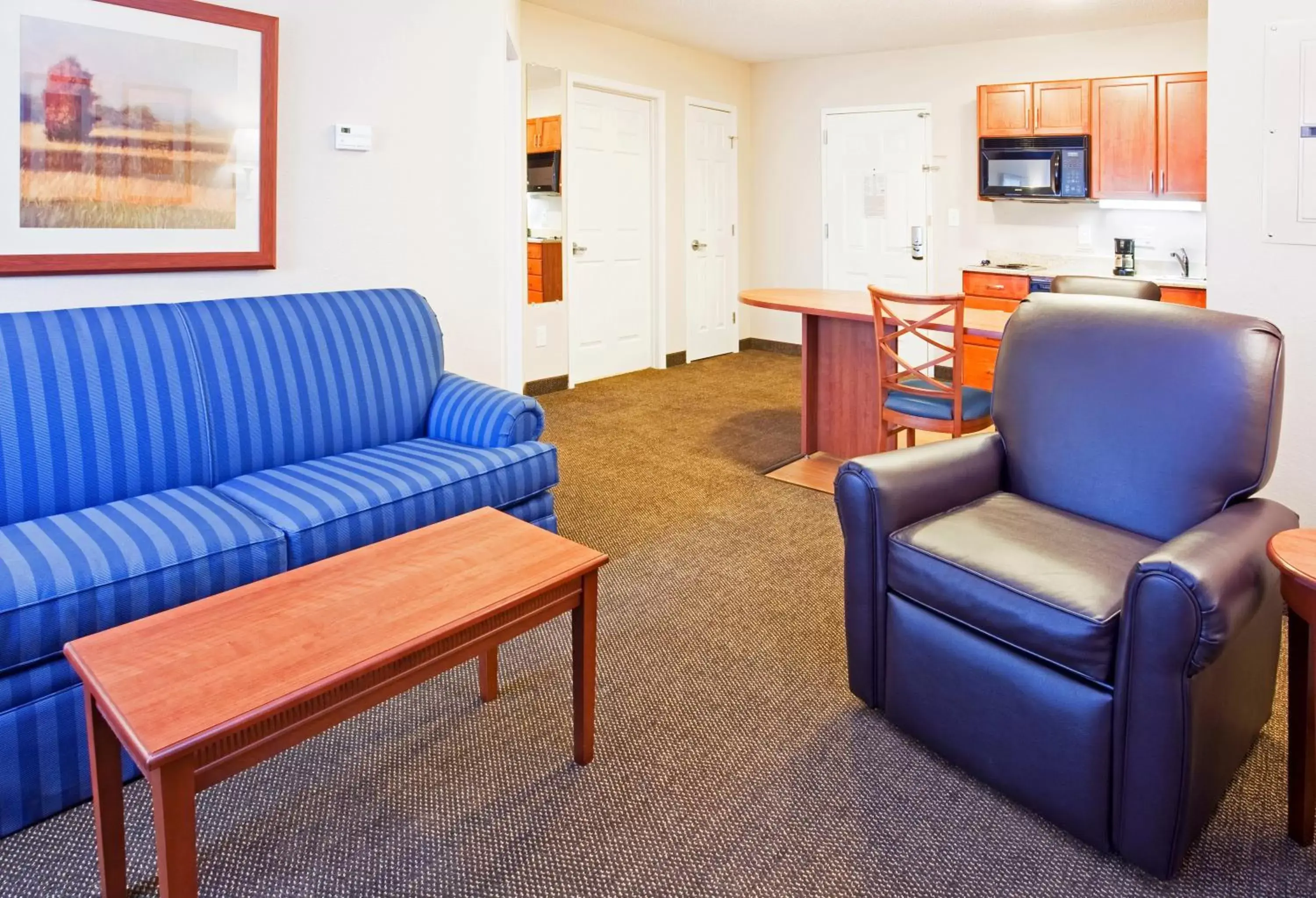 Photo of the whole room, Seating Area in Candlewood Suites New Bern, an IHG Hotel