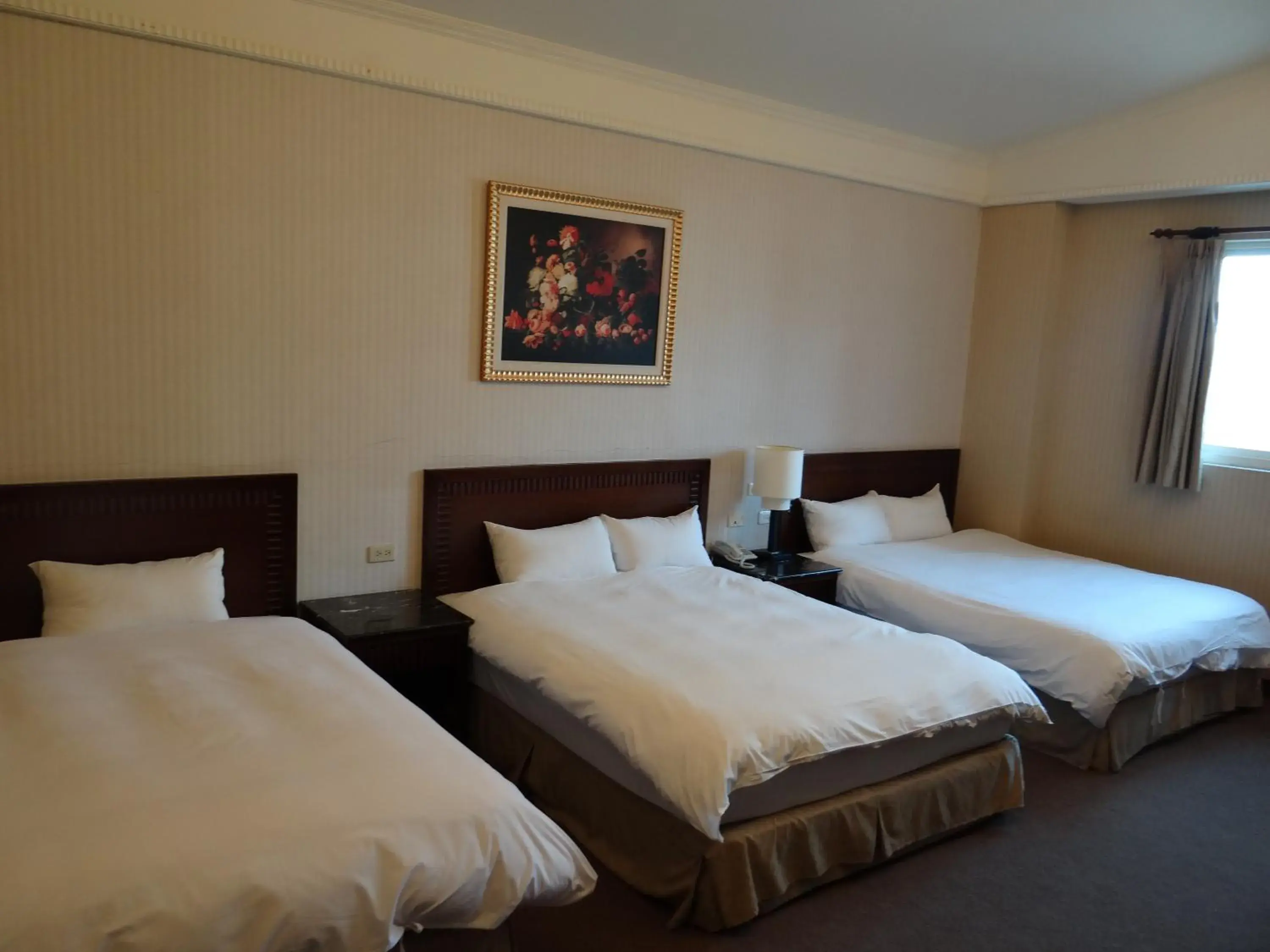 Photo of the whole room, Bed in Wu Zhou Hotel