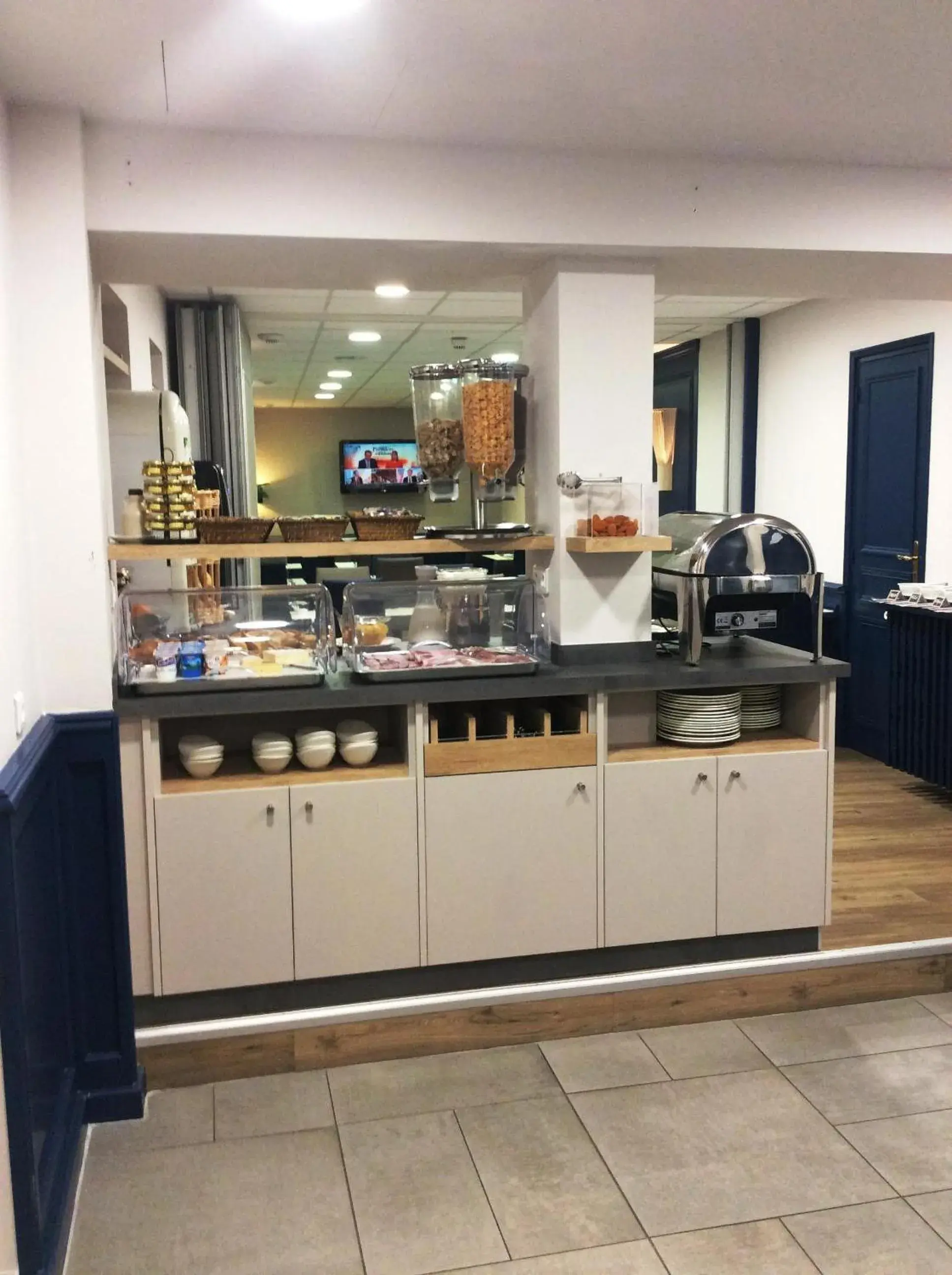 Buffet breakfast in Best Western Le Duguesclin Hôtel-Restaurant Buffet breakfast in Best Western Le Duguesclin Hôtel-Restaurant