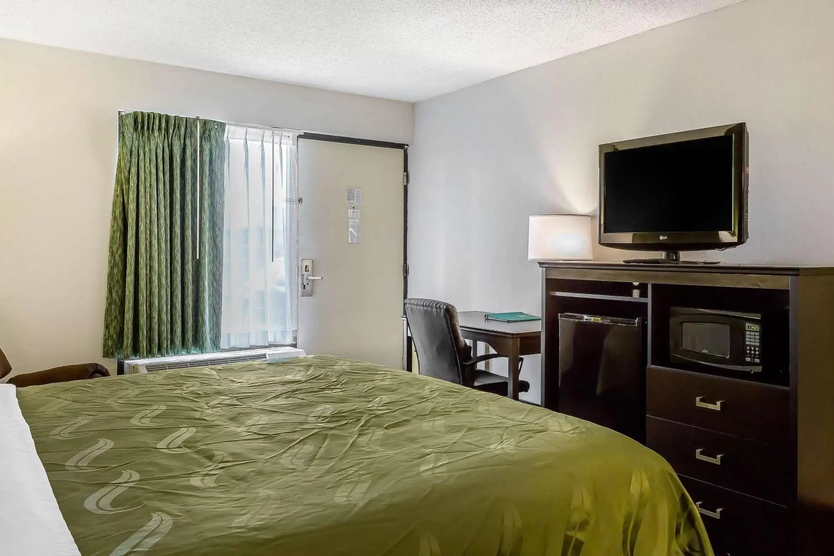 Photo of the whole room, Bed in Quality Inn Culpeper