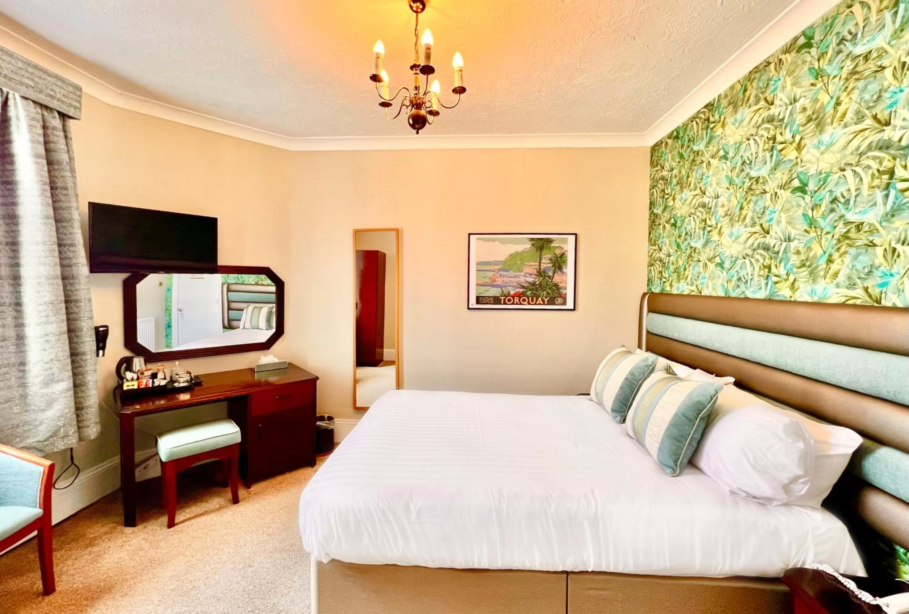 Bedroom, Bed in Abbey Sands Hotel