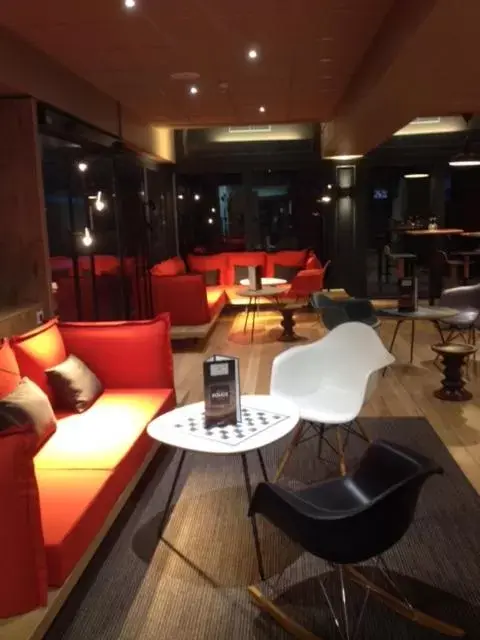 Lounge or bar in ibis Epinal Centre