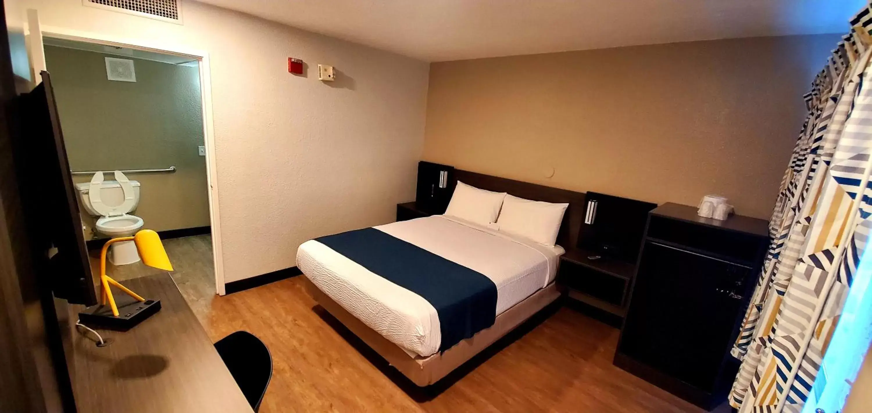 Queen Room - single occupancy - Disability Access - Smoking in Motel 6-Palmdale, CA Queen Room - single occupancy - Disability Access - Smoking in Motel 6-Palmdale, CA