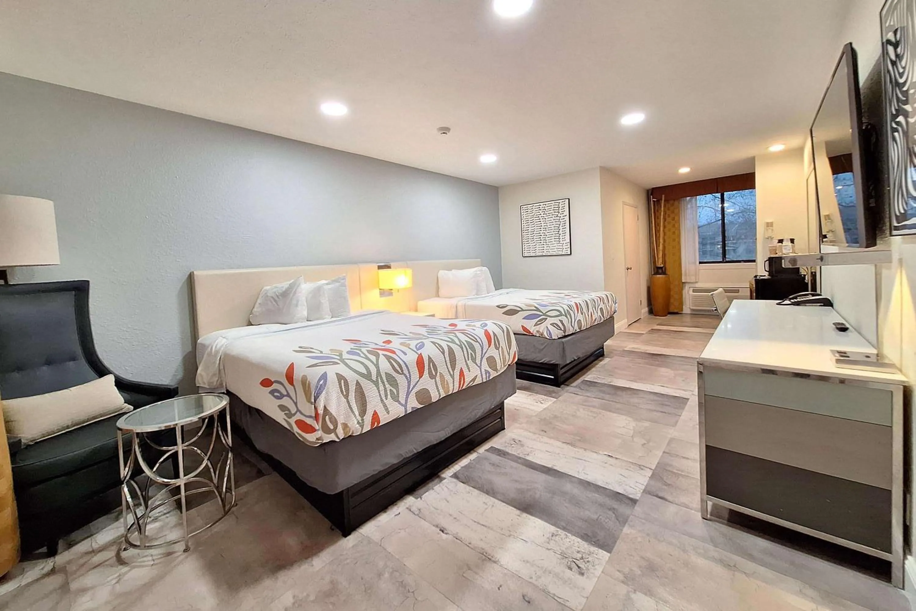 Photo of the whole room, Bed in Travelodge by Wyndham Indianapolis Speedway