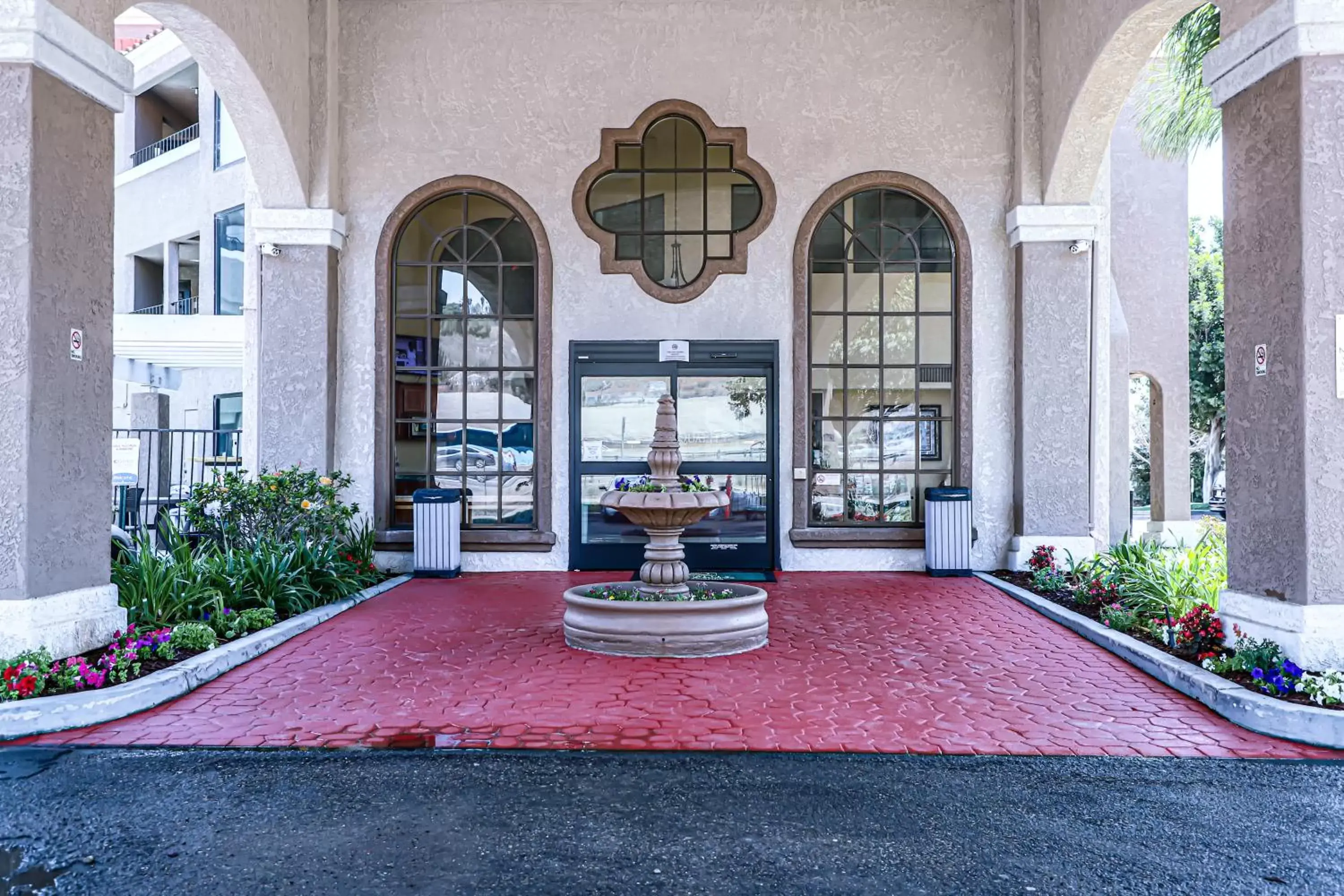 Facade/entrance in Quality Inn & Suites Camarillo-Oxnard