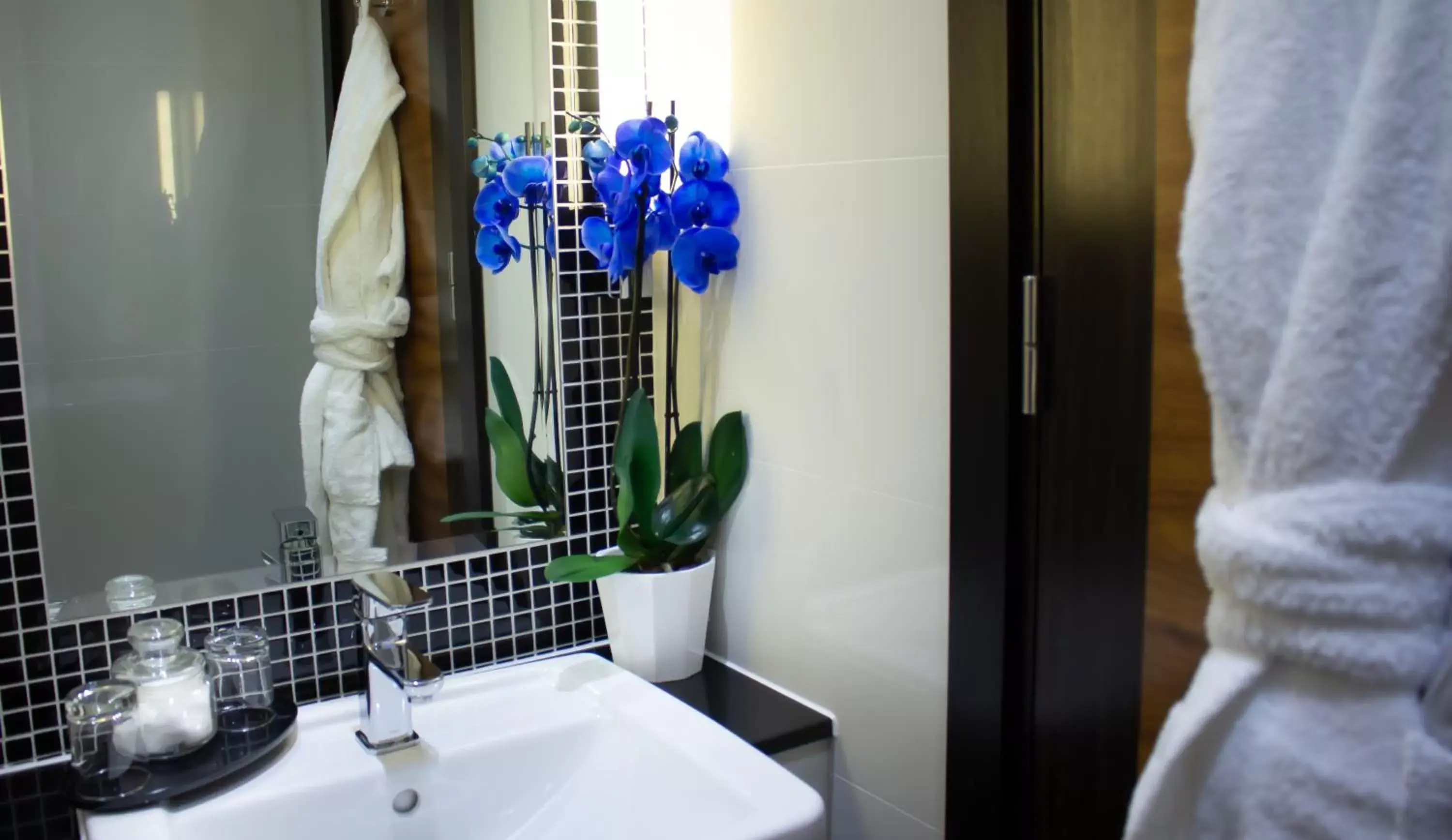 Toilet, Bathroom in Wellington Hotel by Blue Orchid