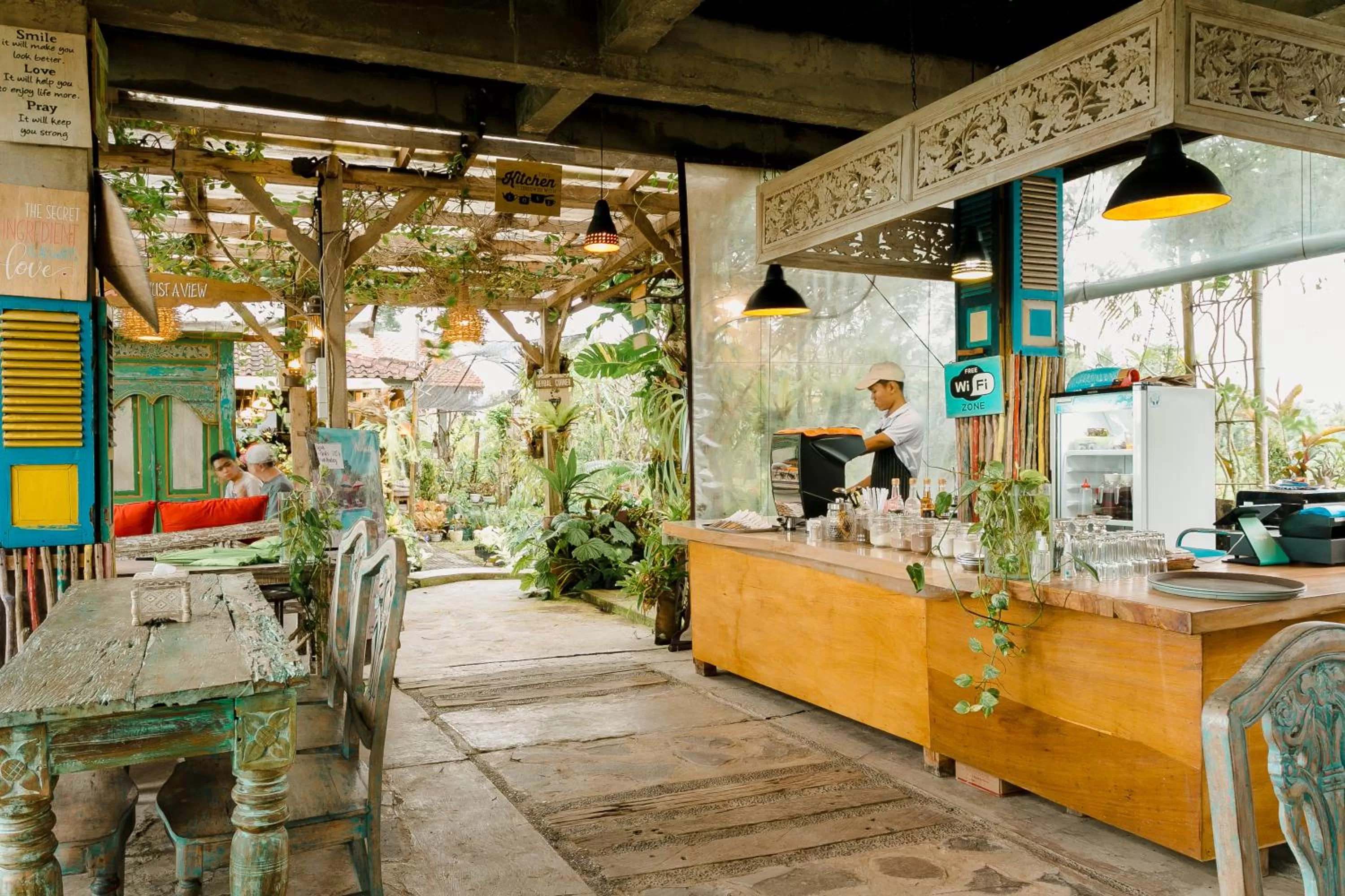 Restaurant/places to eat in Nauna Villa Ubud