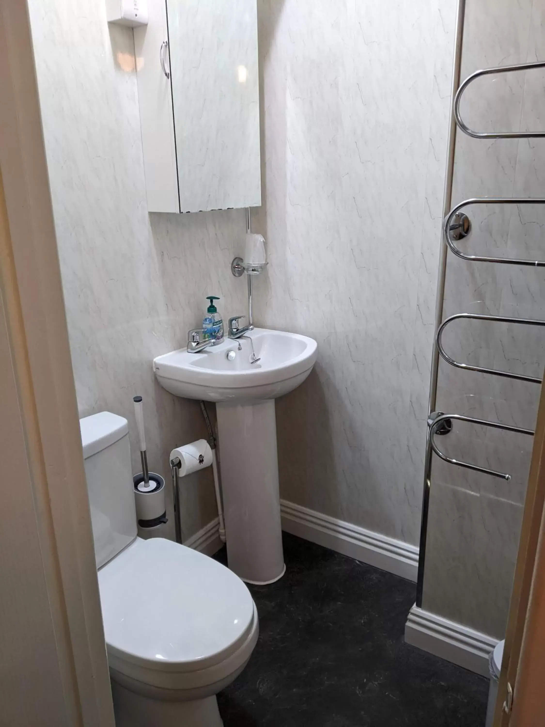 Bathroom in Kingswinford Guest House
