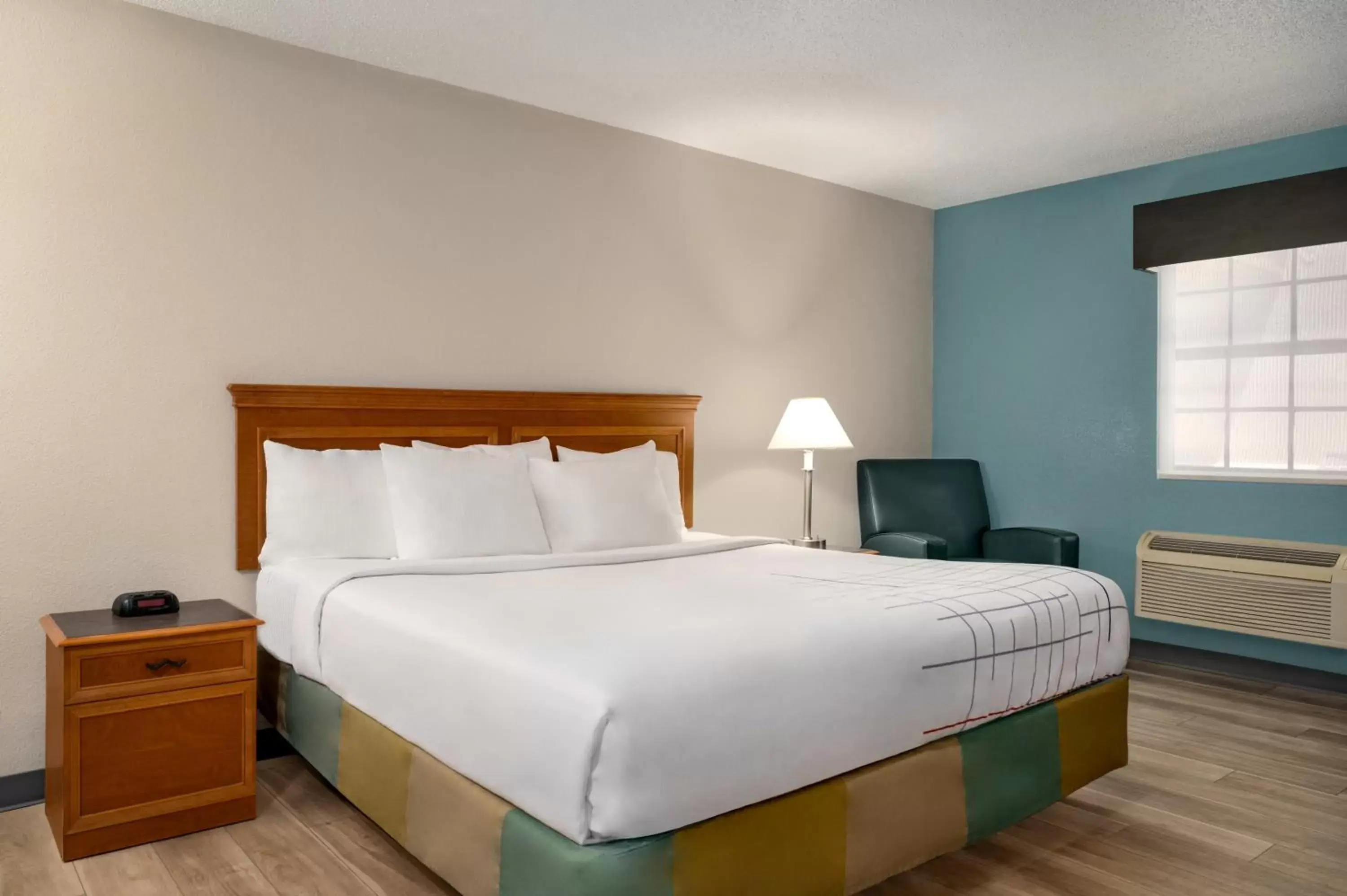 Bed in La Quinta Inn by Wyndham Columbus Airport Area
