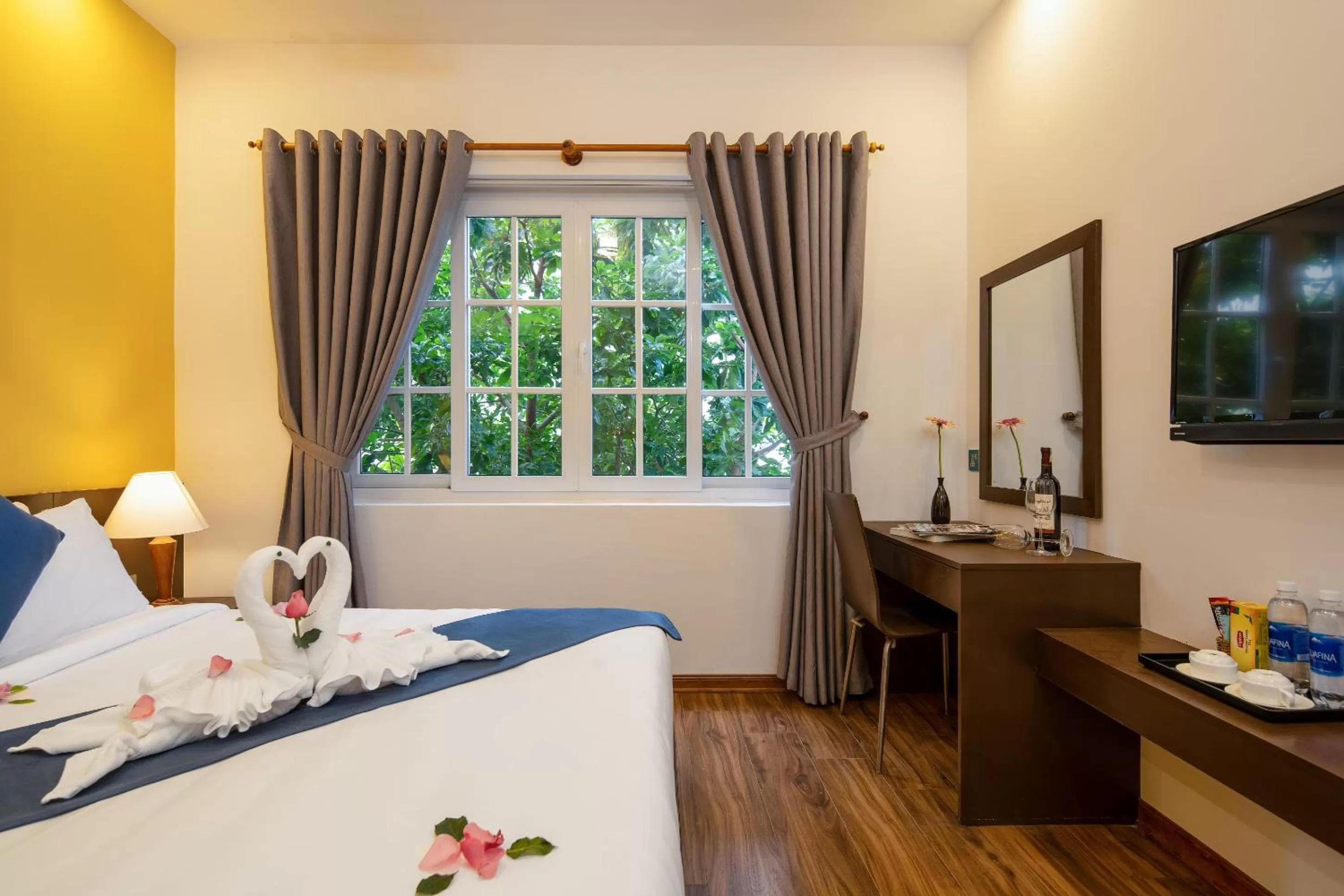 Photo of the whole room in TRIPLE Riverside Villa Hotel HoiAn