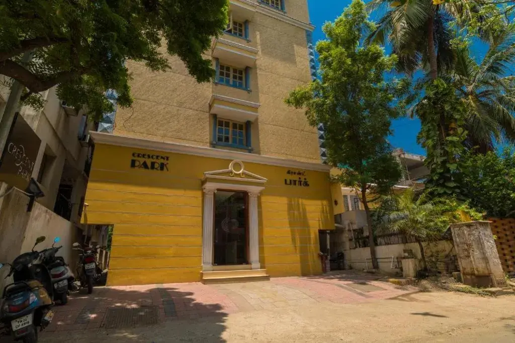 Property building in Crescent Park Property building in Crescent Park