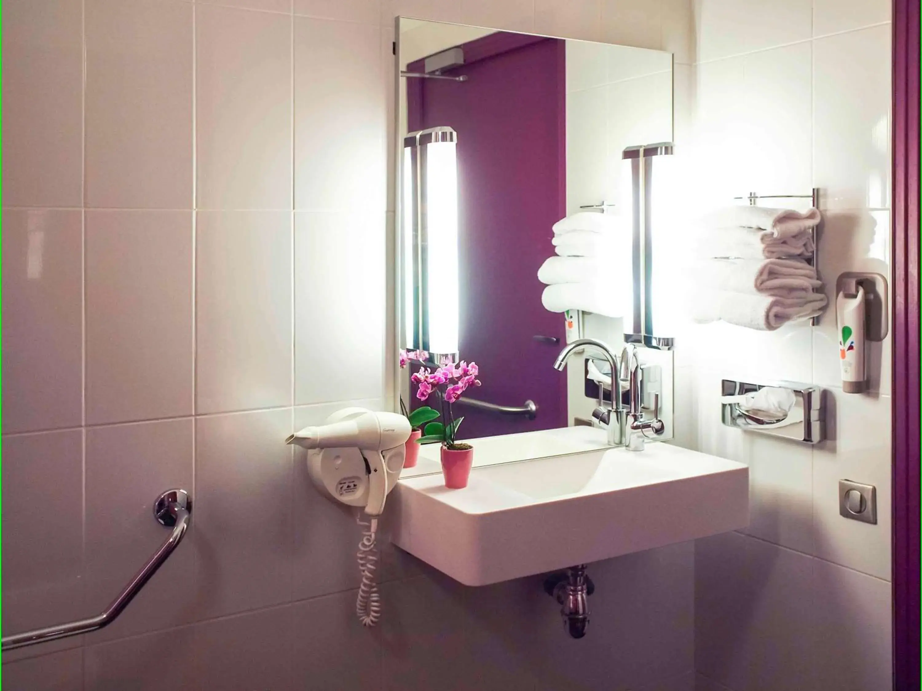 Photo of the whole room, Bathroom in ibis Styles Angers Centre Gare