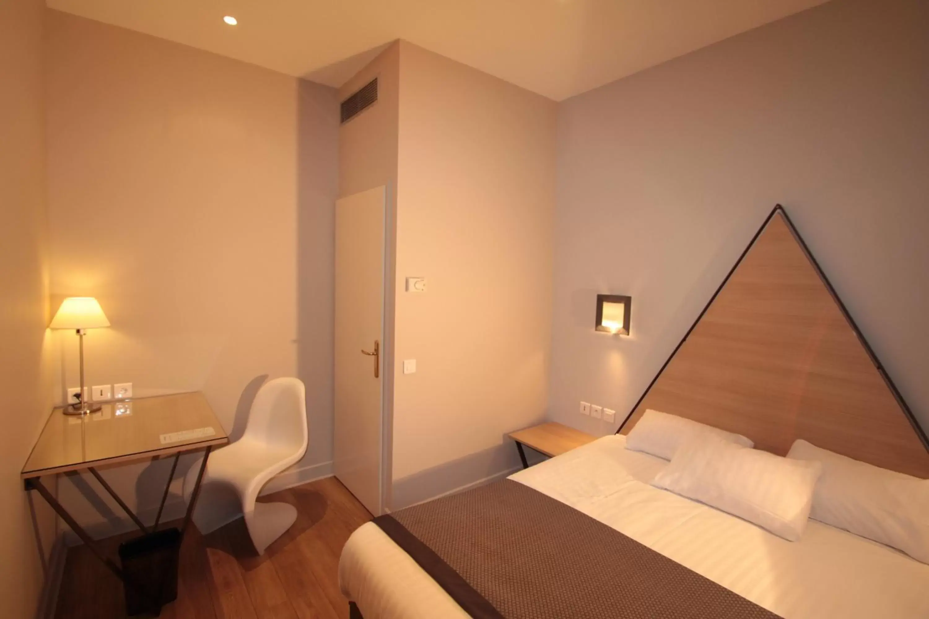 Bedroom, Bed in Hôtel Amirauté
