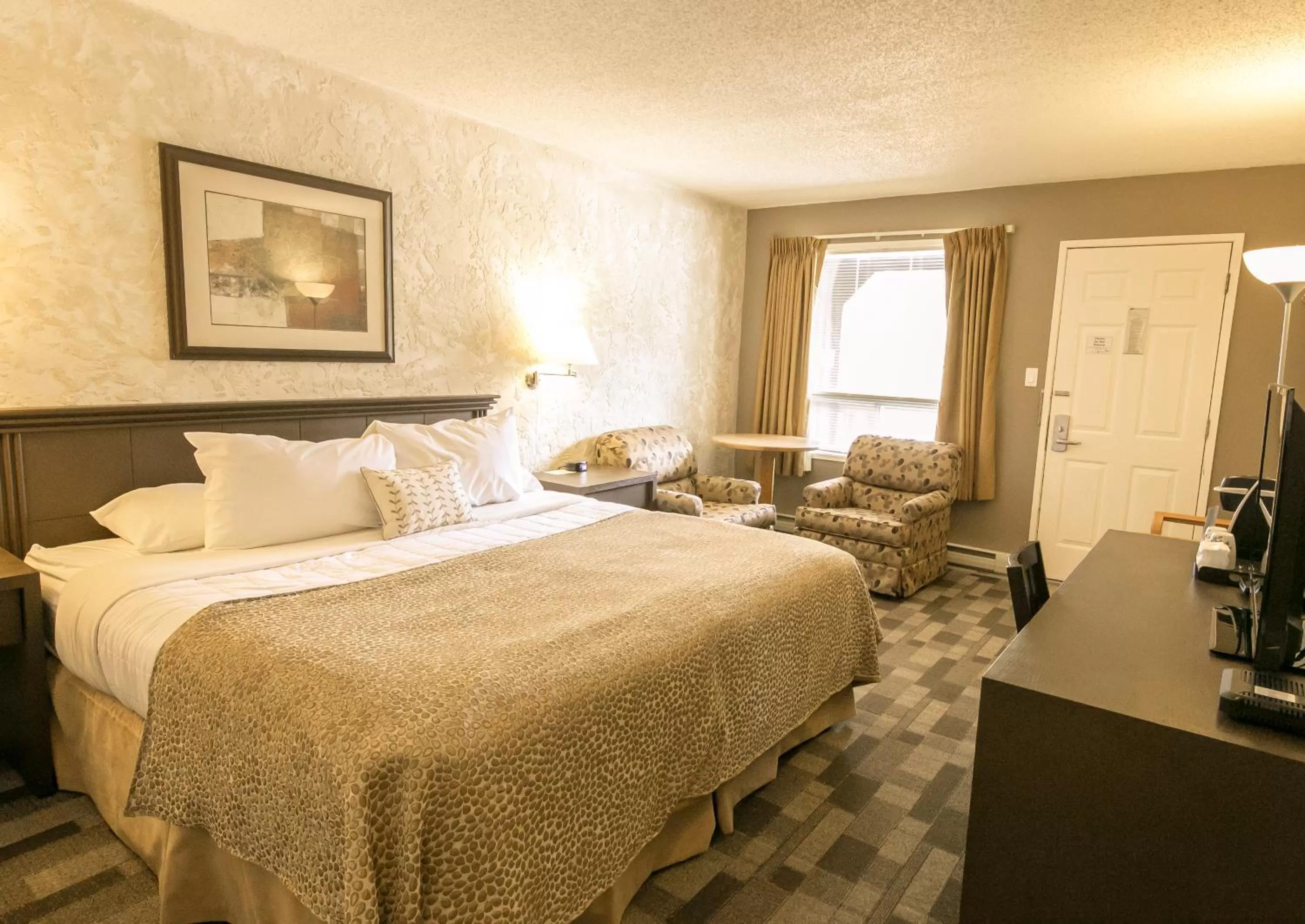 Photo of the whole room, Bed in Crystal Springs Lodge